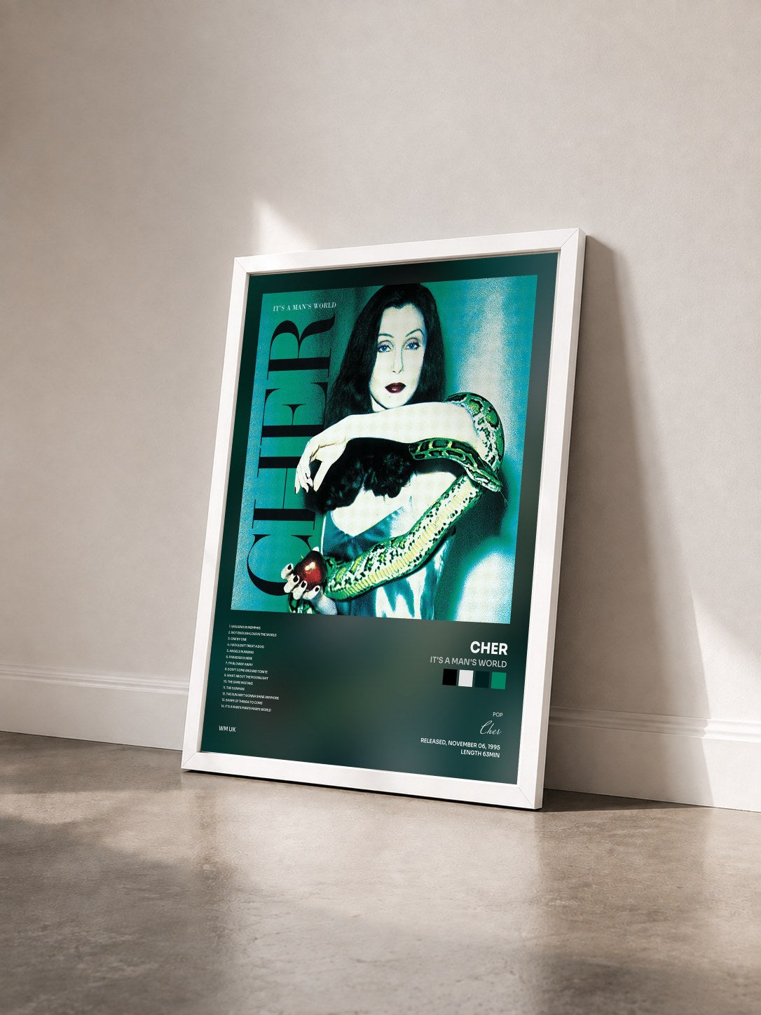 #blanc It's a Man's World di Cher in stampa incorniciata vista di tre quarti, cornice bianca