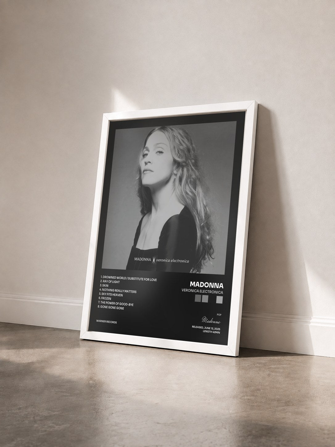 #blanc Tableau de l'album Veronica Electronica de Madonna vu de trois quarts, cadre blanc