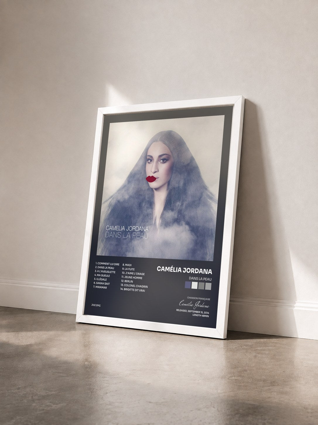 #blanc Tableau de l'album Dans la peau de Camélia Jordana vu de trois quarts, cadre blanc