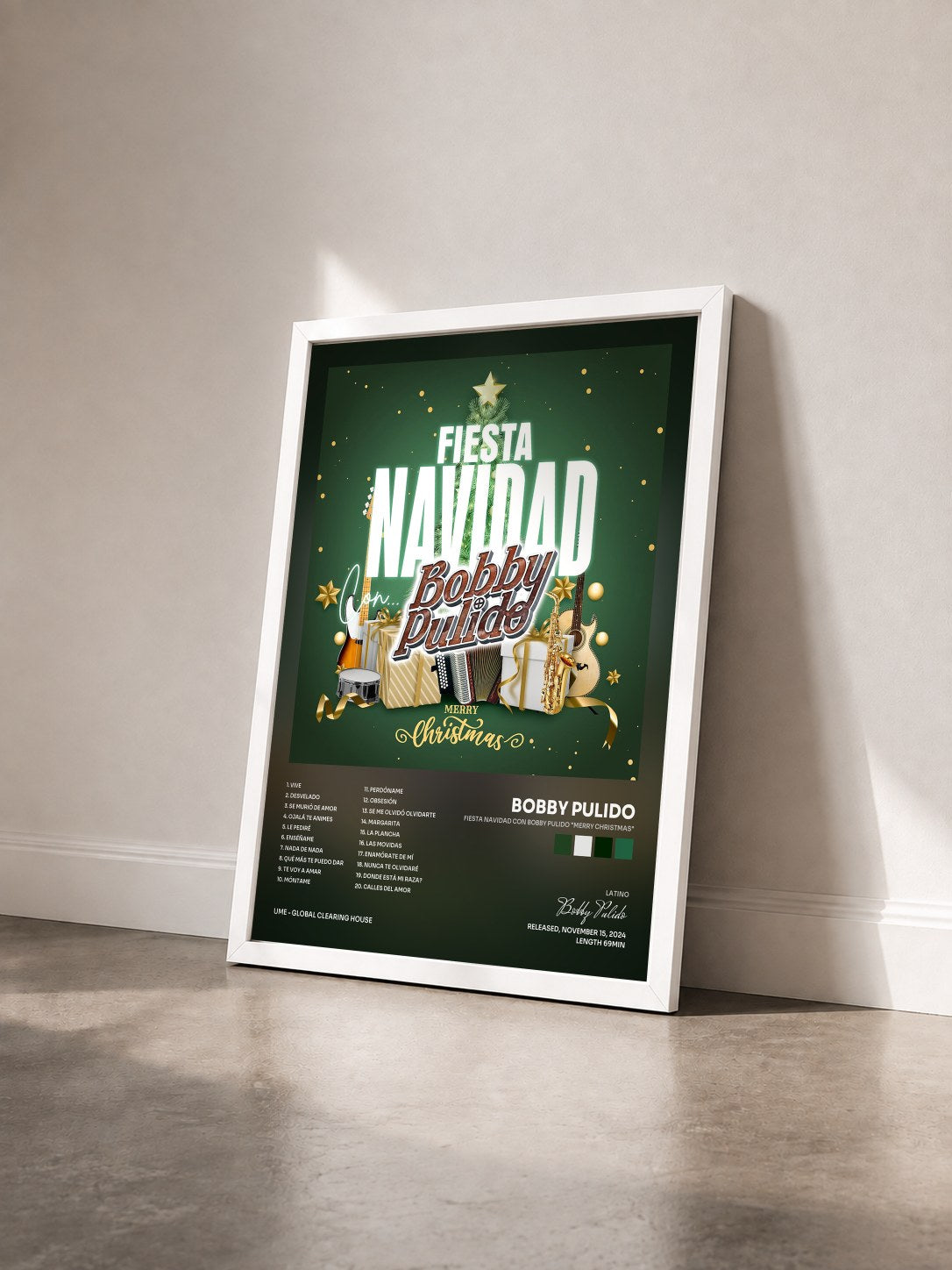 #blanc Tableau de l'album Fiesta Navidad Con Bobby Pulido "Merry Christmas" de Bobby Pulido vu de trois quarts, cadre blanc