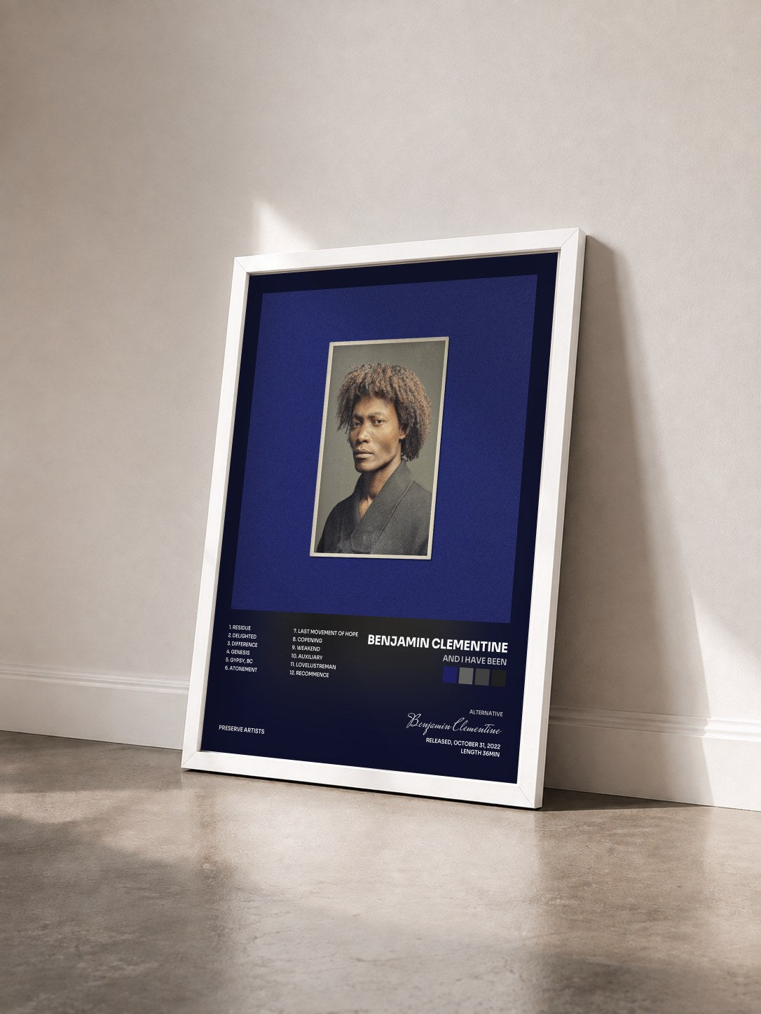 #blanc Tableau de l'album And I Have Been de Benjamin Clementine vu de trois quarts, cadre blanc