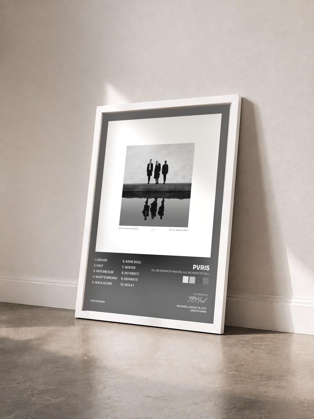 #blanc Tableau de l'album All We Know of Heaven, All We Need of Hell de PVRIS vu de trois quarts, cadre blanc