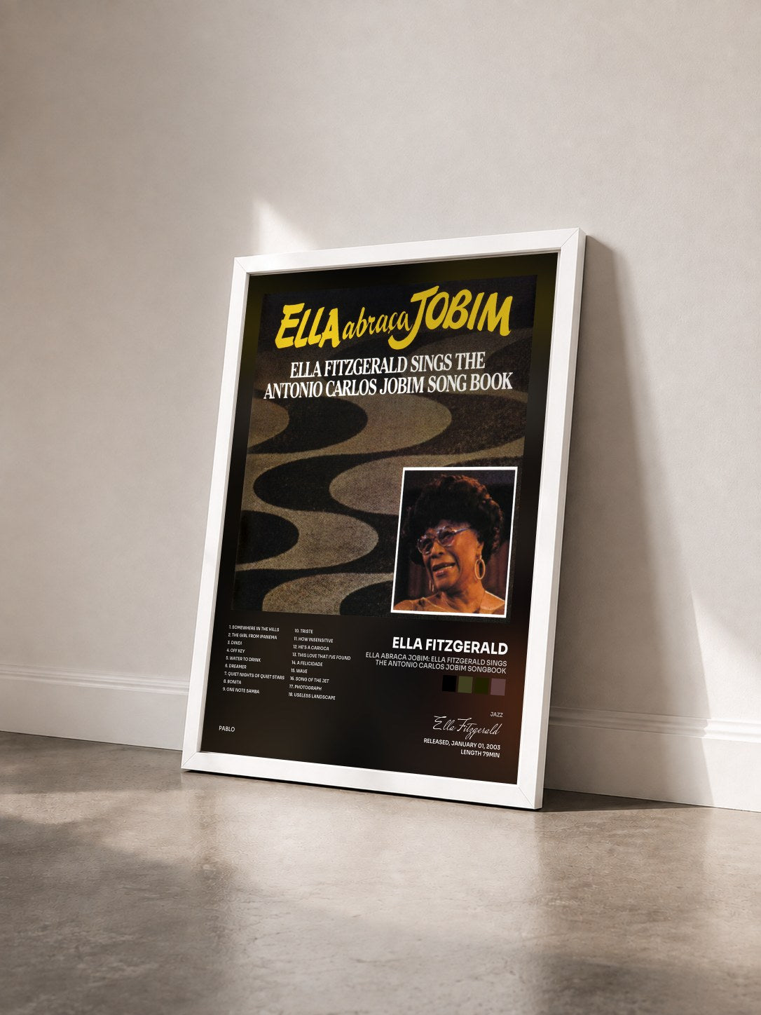 #blanc Tableau de l'album Ella Abraca Jobim: Ella Fitzgerald Sings The Antonio Carlos Jobim Songbook de Ella Fitzgerald vu de trois quarts, cadre blanc