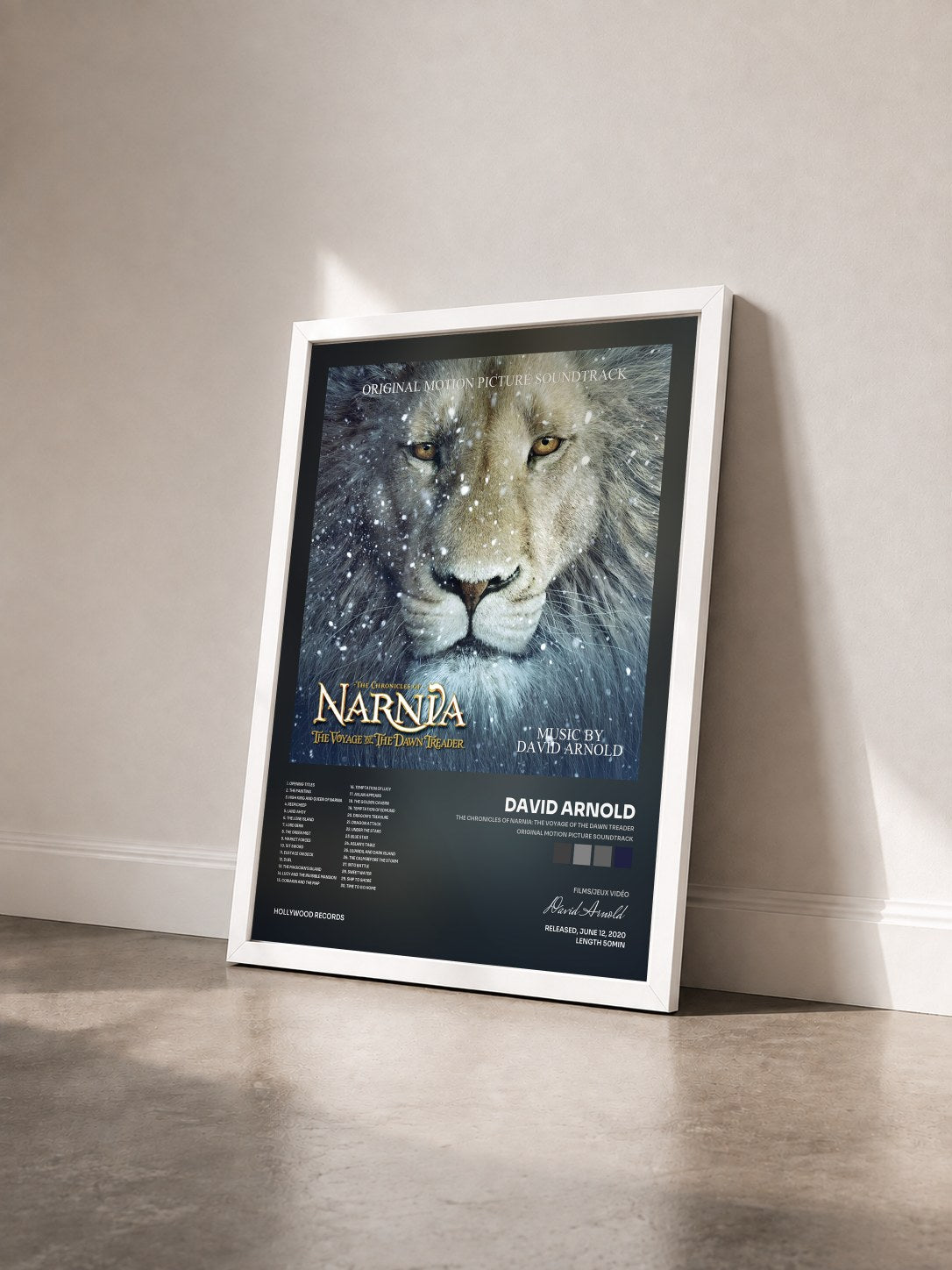 #blanc Tableau de l'album The Chronicles of Narnia: The Voyage of the Dawn Treader (Original Motion Picture Soundtrack) de David Arnold vu de trois quarts, cadre blanc