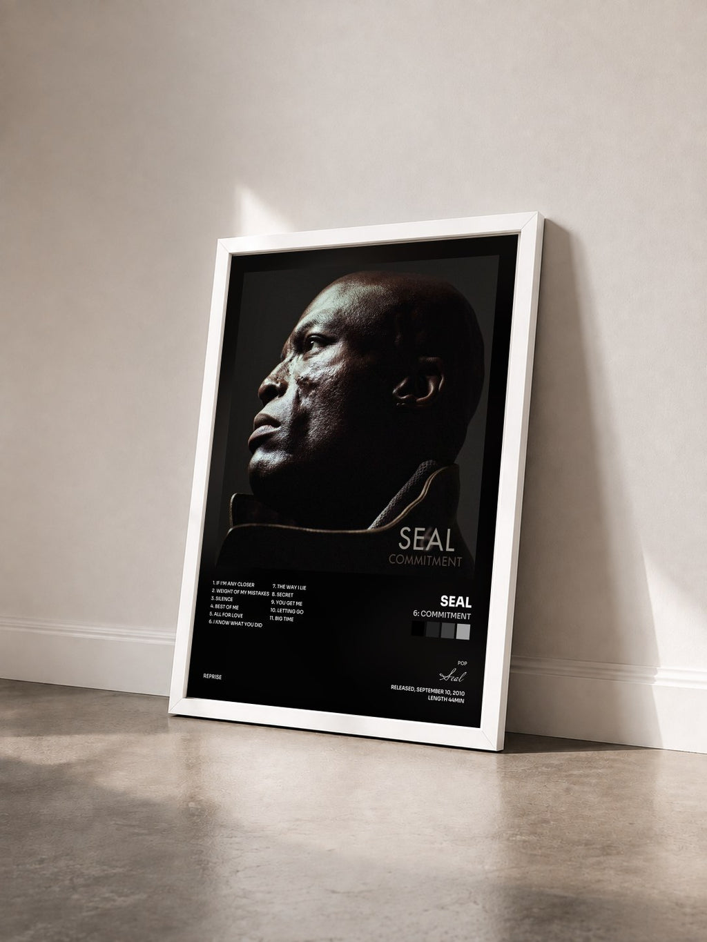 #blanc 6: Commitment von Seal als gerahmter Kunstdruck von schräg gesehen, weißer Rahmen