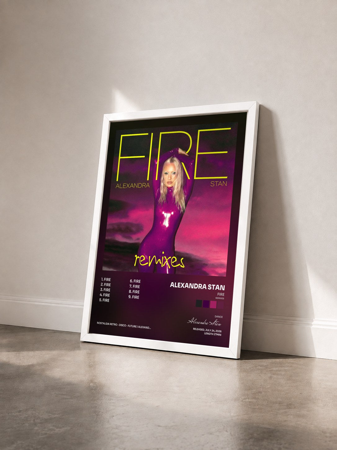 #blanc Tableau de l'album Fire (Remixes) de Alexandra Stan vu de trois quarts, cadre blanc