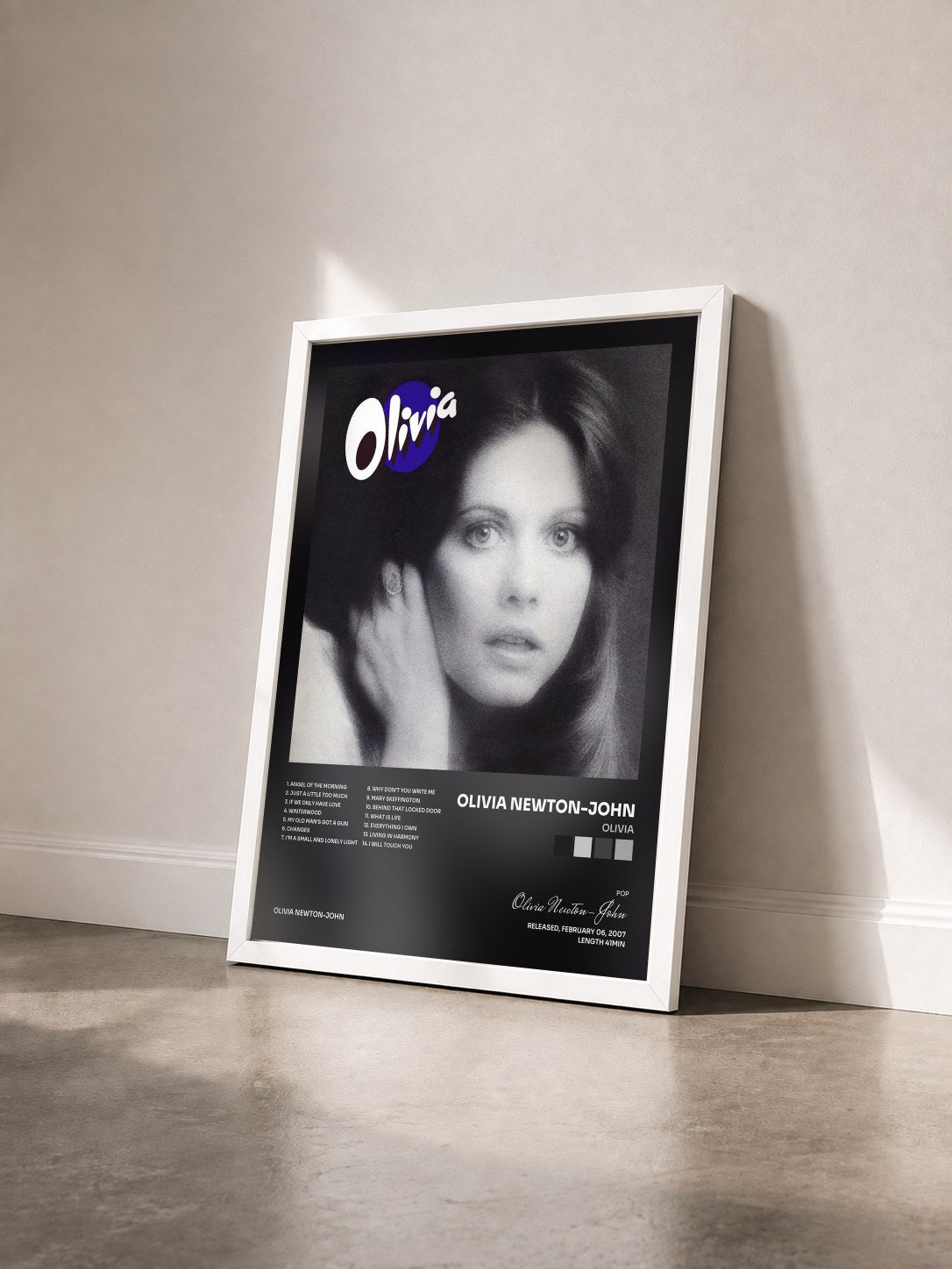 #blanc Tableau de l'album Olivia de Olivia Newton-John vu de trois quarts, cadre blanc