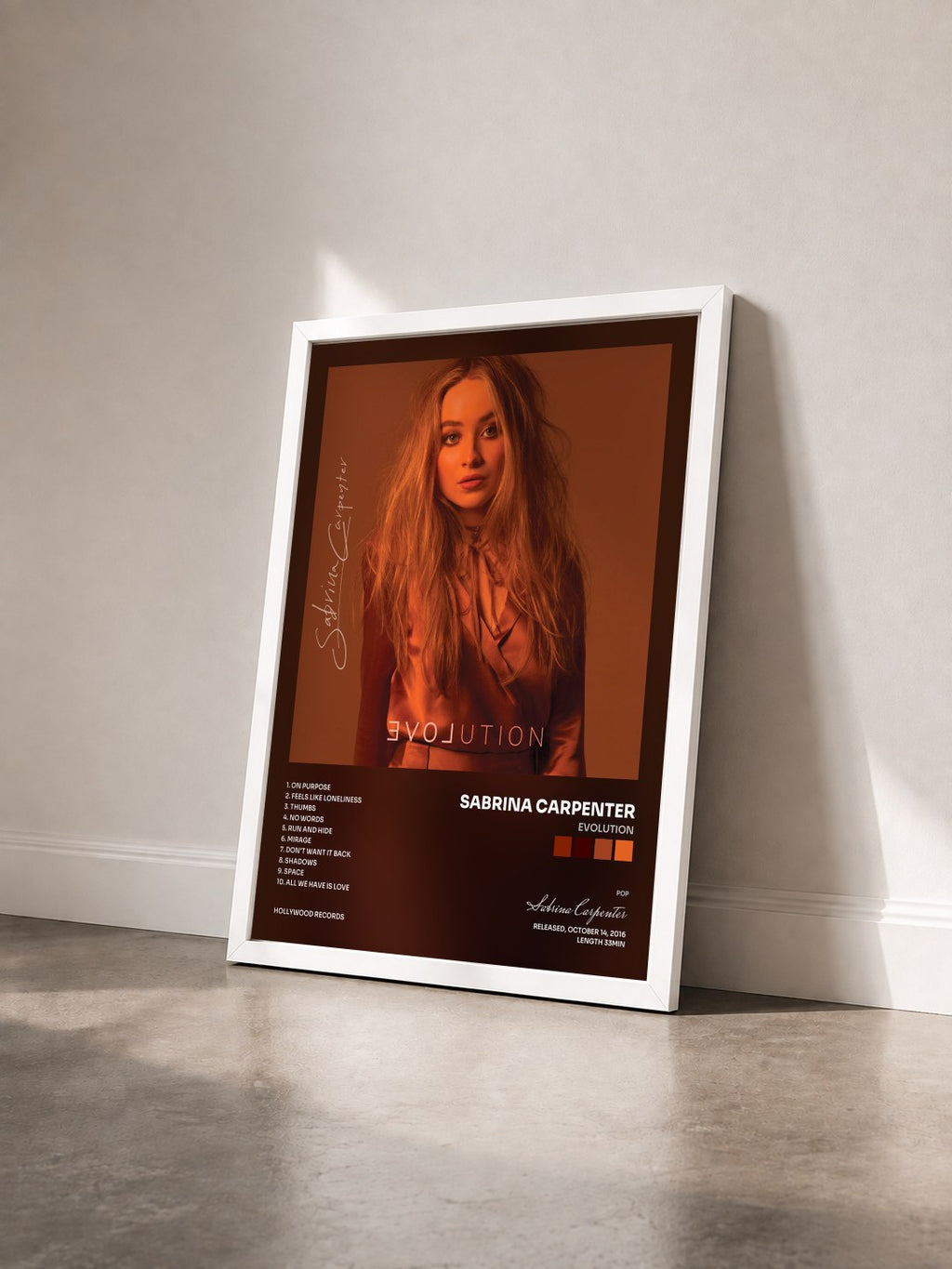 #blanc EVOLution di Sabrina Carpenter in stampa incorniciata vista di tre quarti, cornice bianca