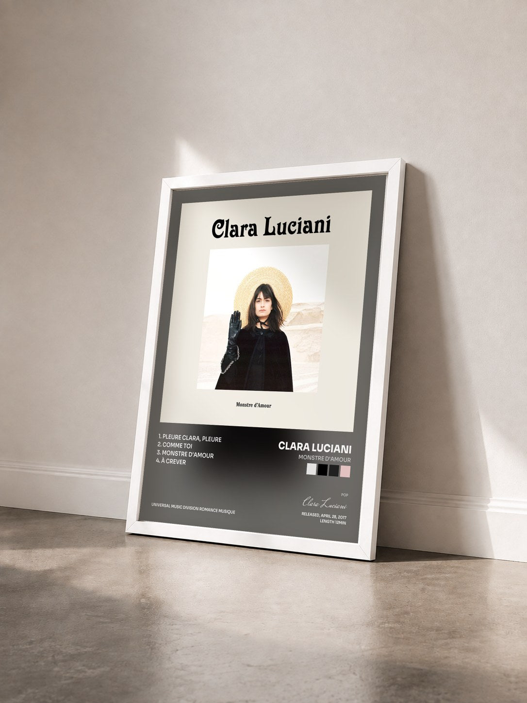 #blanc Tableau de l'album Monstre d'amour de Clara Luciani vu de trois quarts, cadre blanc