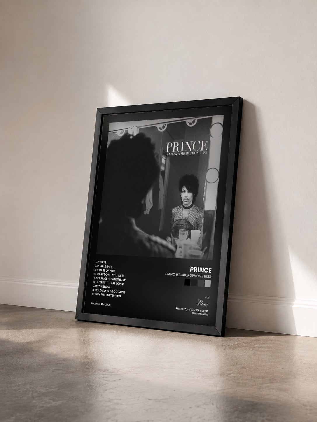 #noir Tableau de l'album Piano & A Microphone 1983 de Prince vu de trois quarts, cadre noir