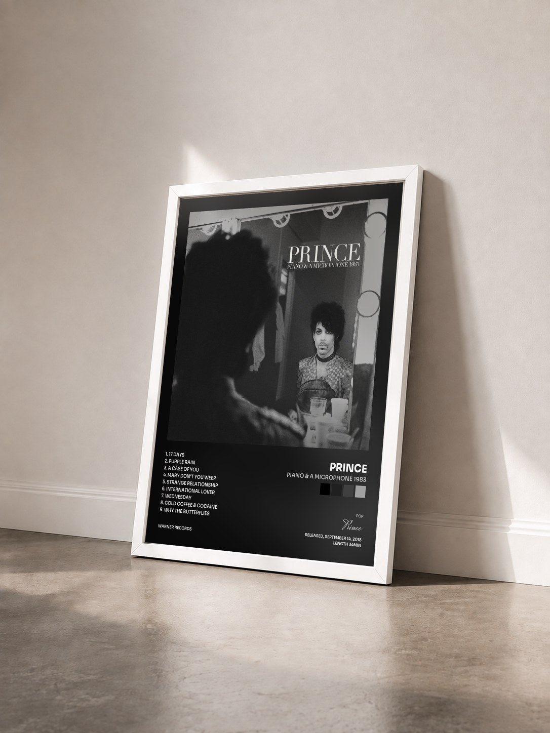 #blanc Tableau de l'album Piano & A Microphone 1983 de Prince vu de trois quarts, cadre blanc