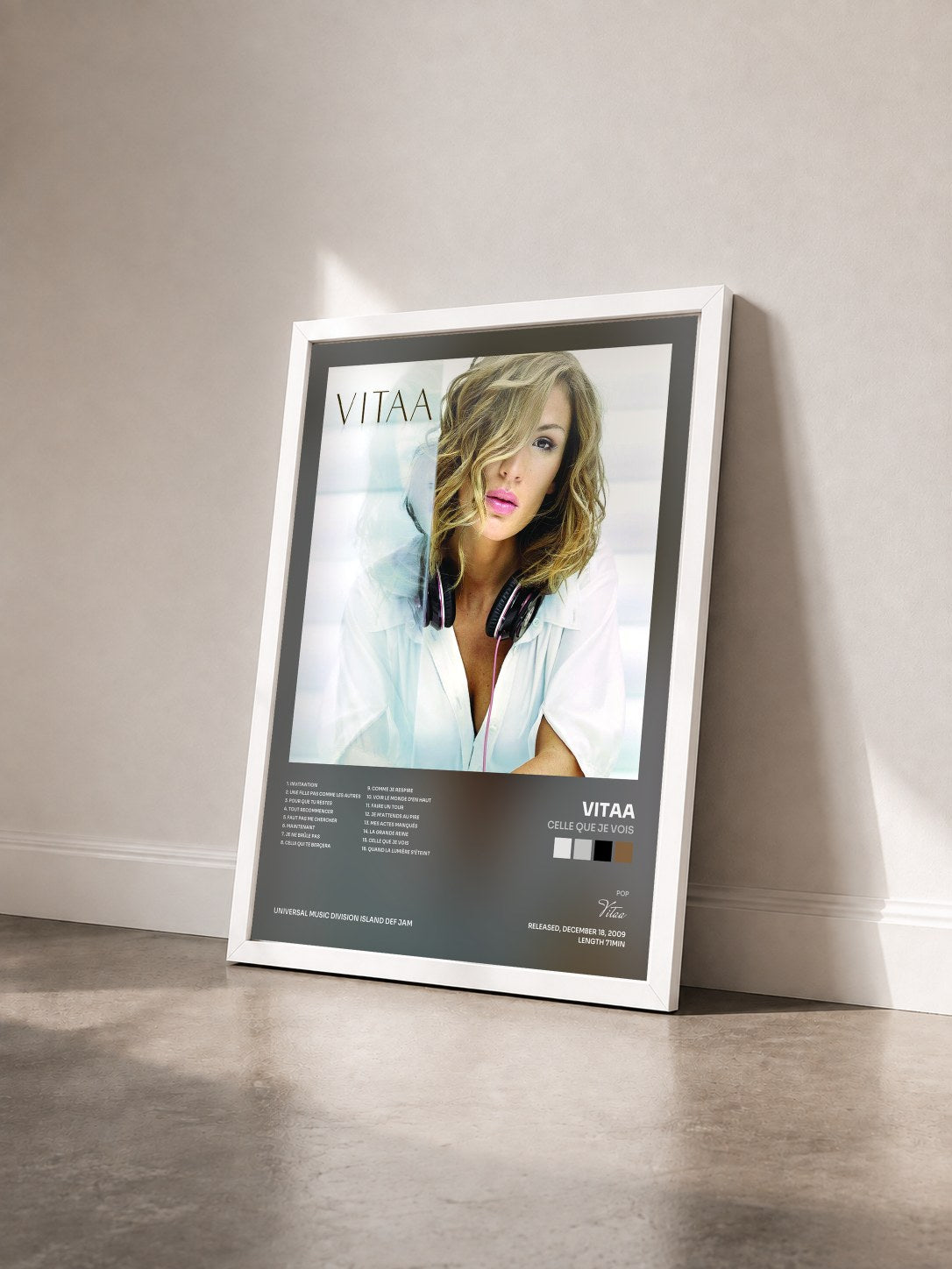 #blanc Tableau de l'album Celle Que Je Vois de Vitaa vu de trois quarts, cadre blanc