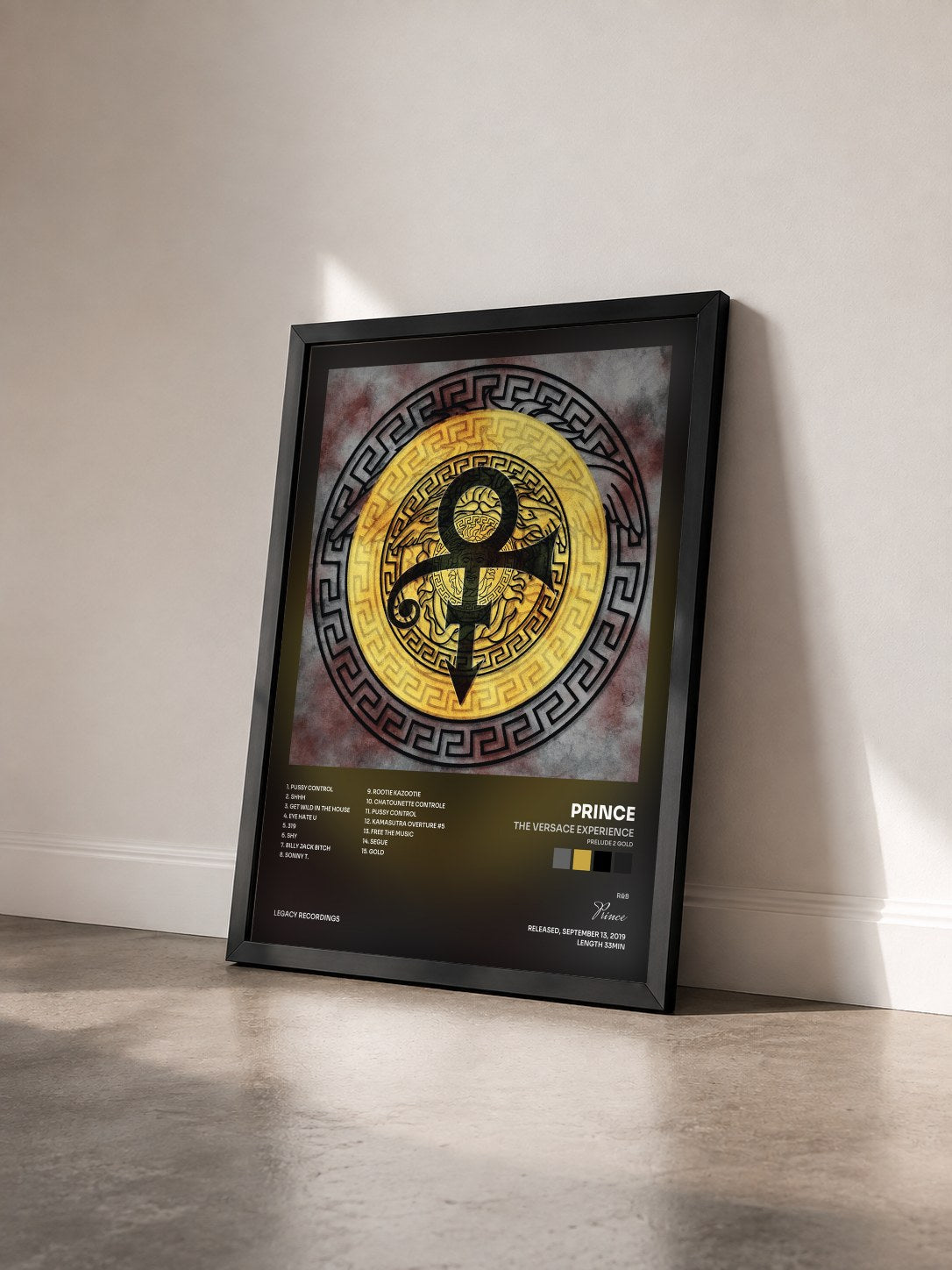 #noir Tableau de l'album The VERSACE Experience (PRELUDE 2 GOLD) de Prince vu de trois quarts, cadre noir