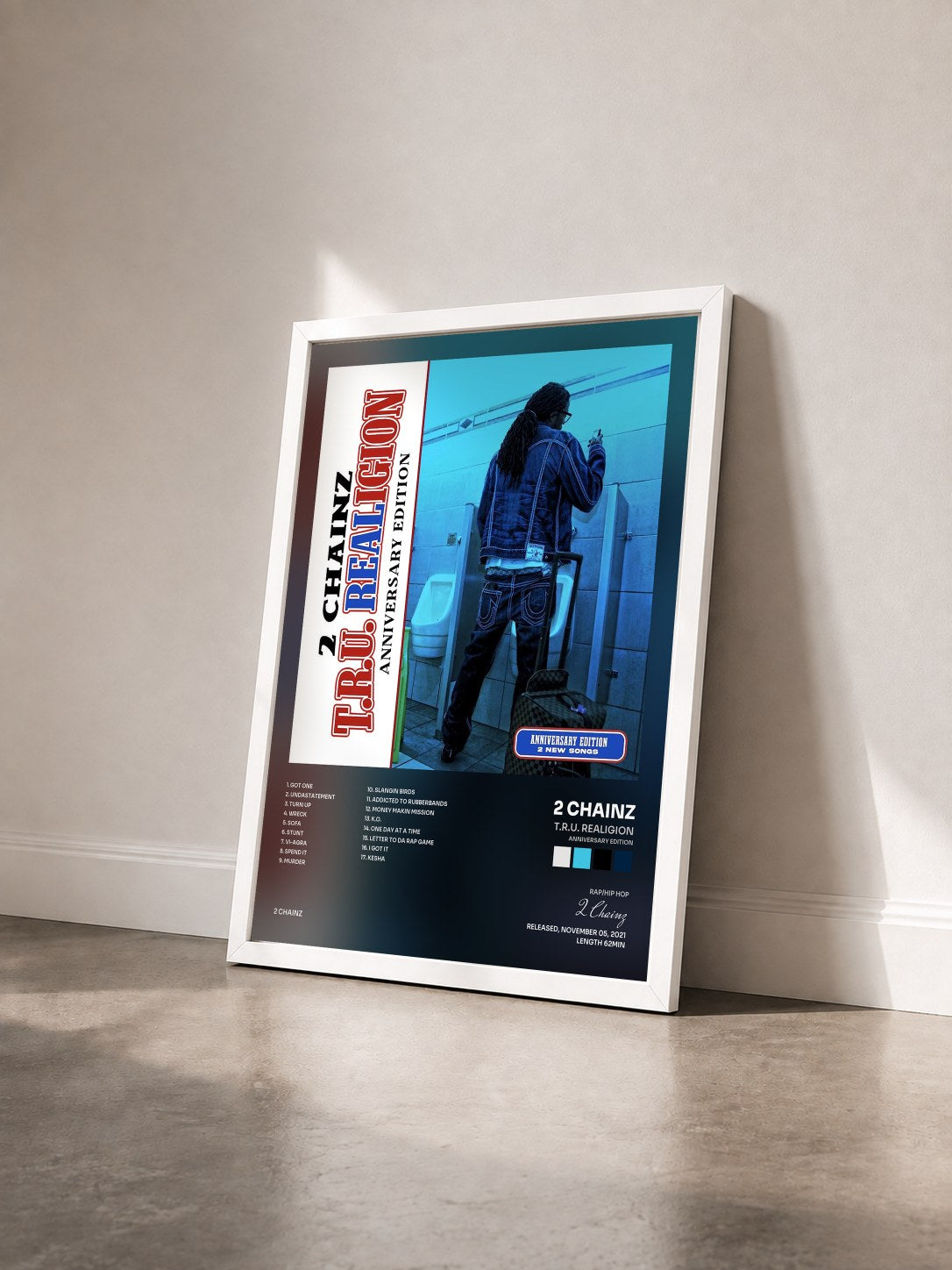 #blanc Tableau de l'album T.R.U. REALigion (Anniversary Edition) de 2 Chainz vu de trois quarts, cadre blanc