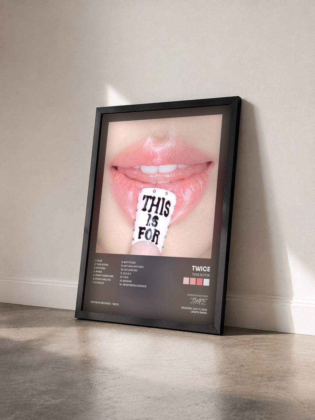 #noir Tableau de l'album THIS IS FOR de TWICE vu de trois quarts, cadre noir