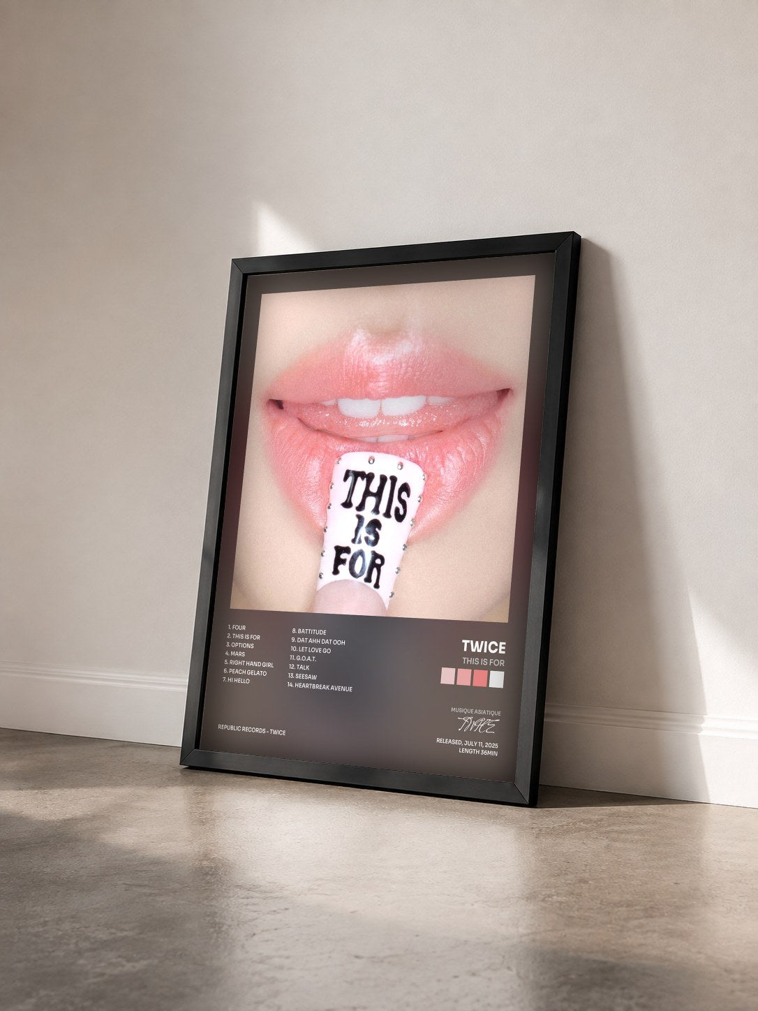 #noir Tableau de l'album THIS IS FOR de TWICE vu de trois quarts, cadre noir