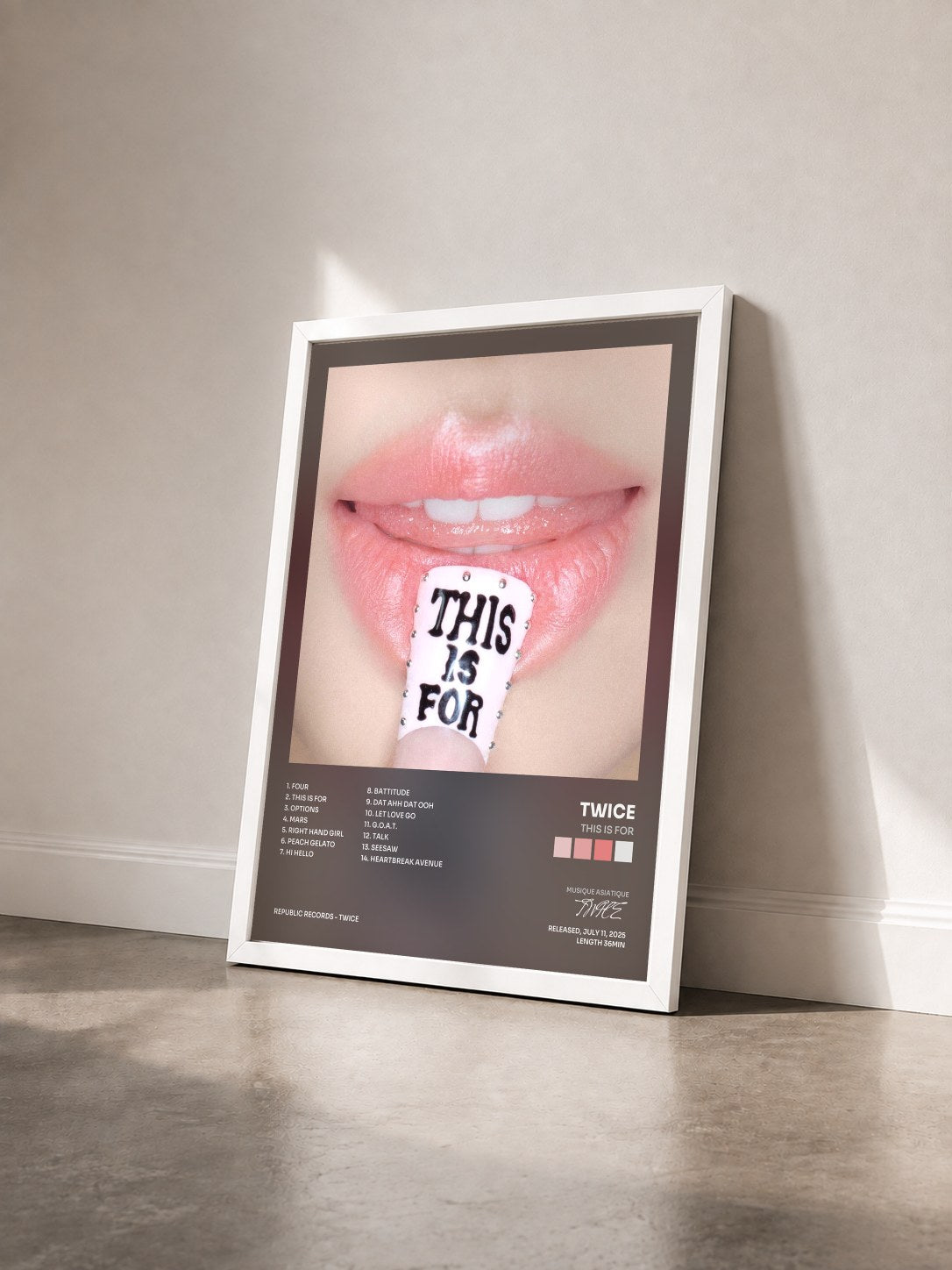 #blanc Tableau de l'album THIS IS FOR de TWICE vu de trois quarts, cadre blanc