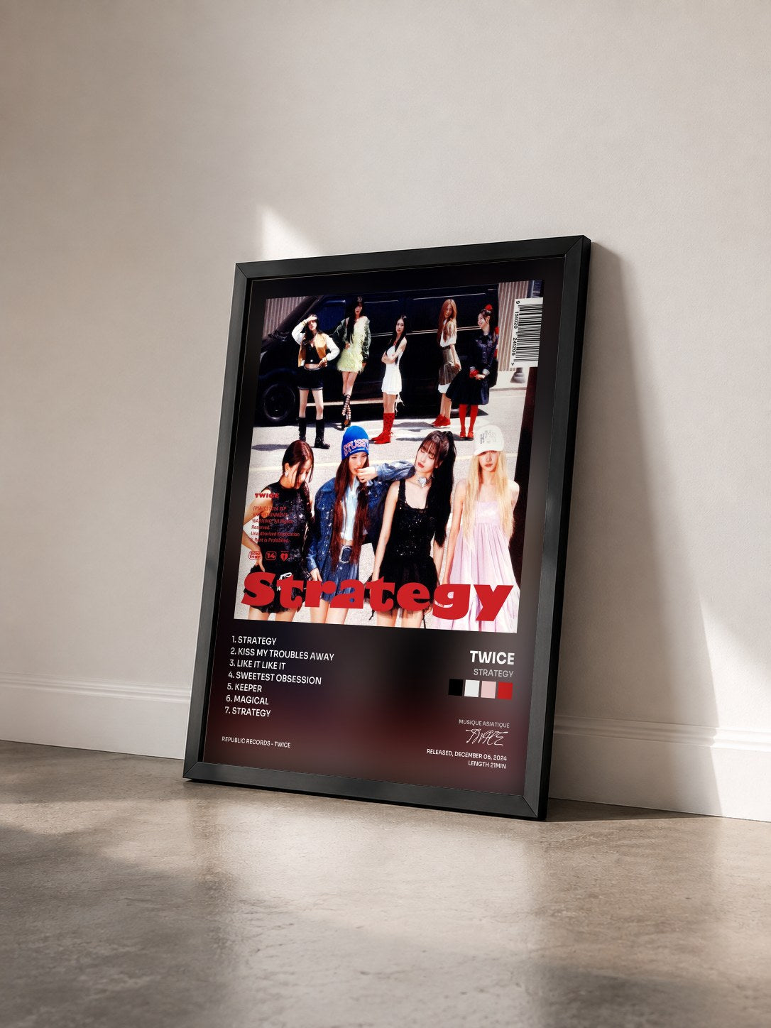 #noir Tableau de l'album STRATEGY de TWICE vu de trois quarts, cadre noir
