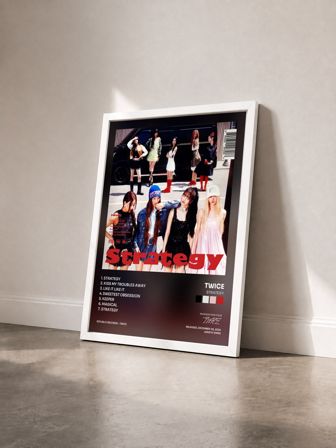 #blanc Tableau de l'album STRATEGY de TWICE vu de trois quarts, cadre blanc