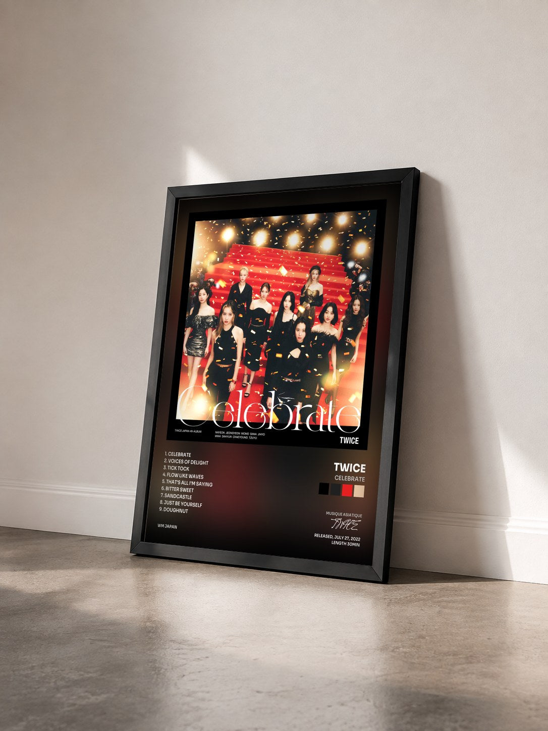 #noir Tableau de l'album Celebrate de TWICE vu de trois quarts, cadre noir