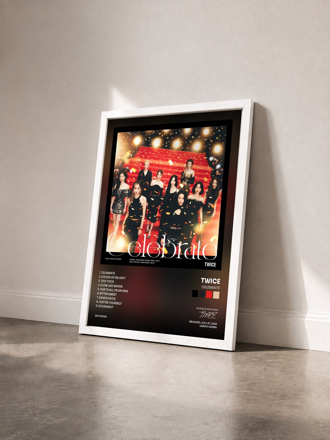 #blanc Tableau de l'album Celebrate de TWICE vu de trois quarts, cadre blanc