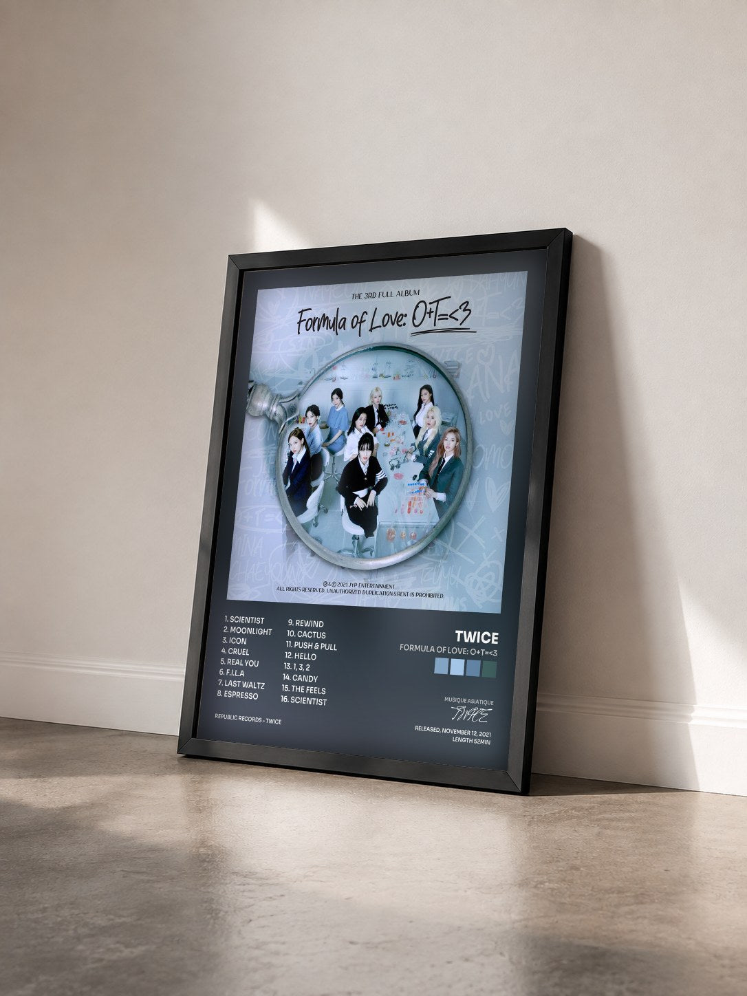 #noir Tableau de l'album Formula of Love: O+T=<3 de TWICE vu de trois quarts, cadre noir