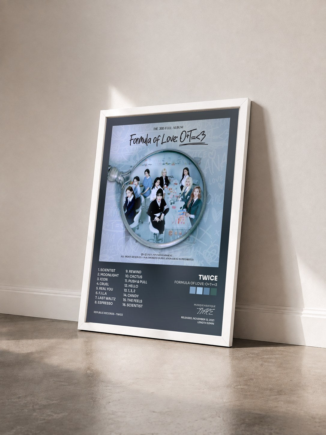 #blanc Tableau de l'album Formula of Love: O+T=<3 de TWICE vu de trois quarts, cadre blanc