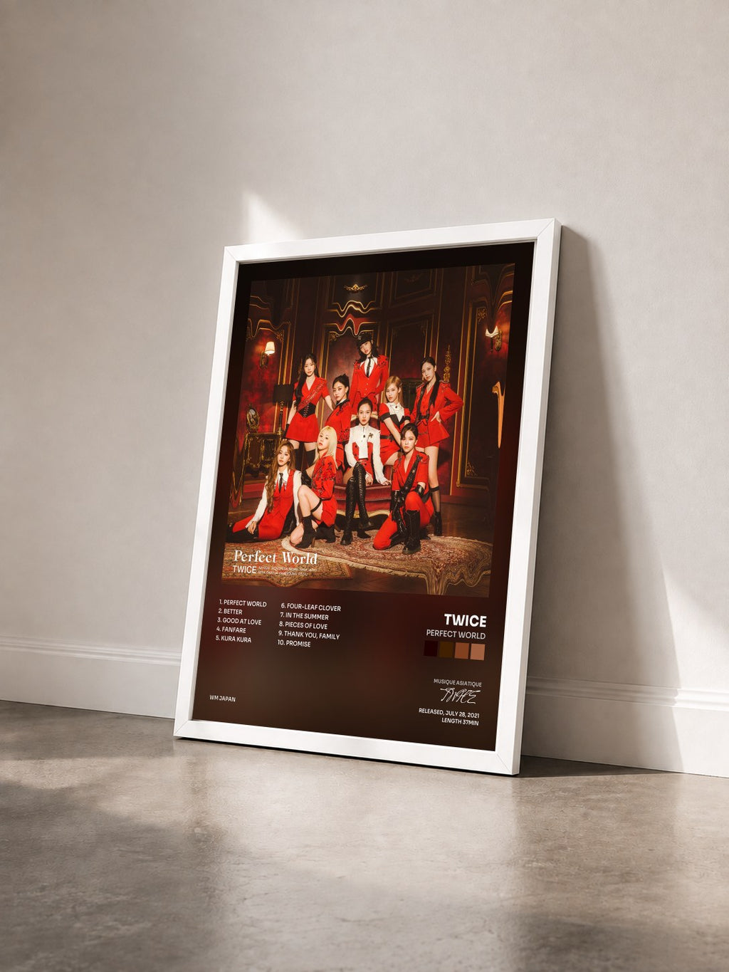#blanc Perfect World di TWICE in stampa incorniciata vista di tre quarti, cornice bianca