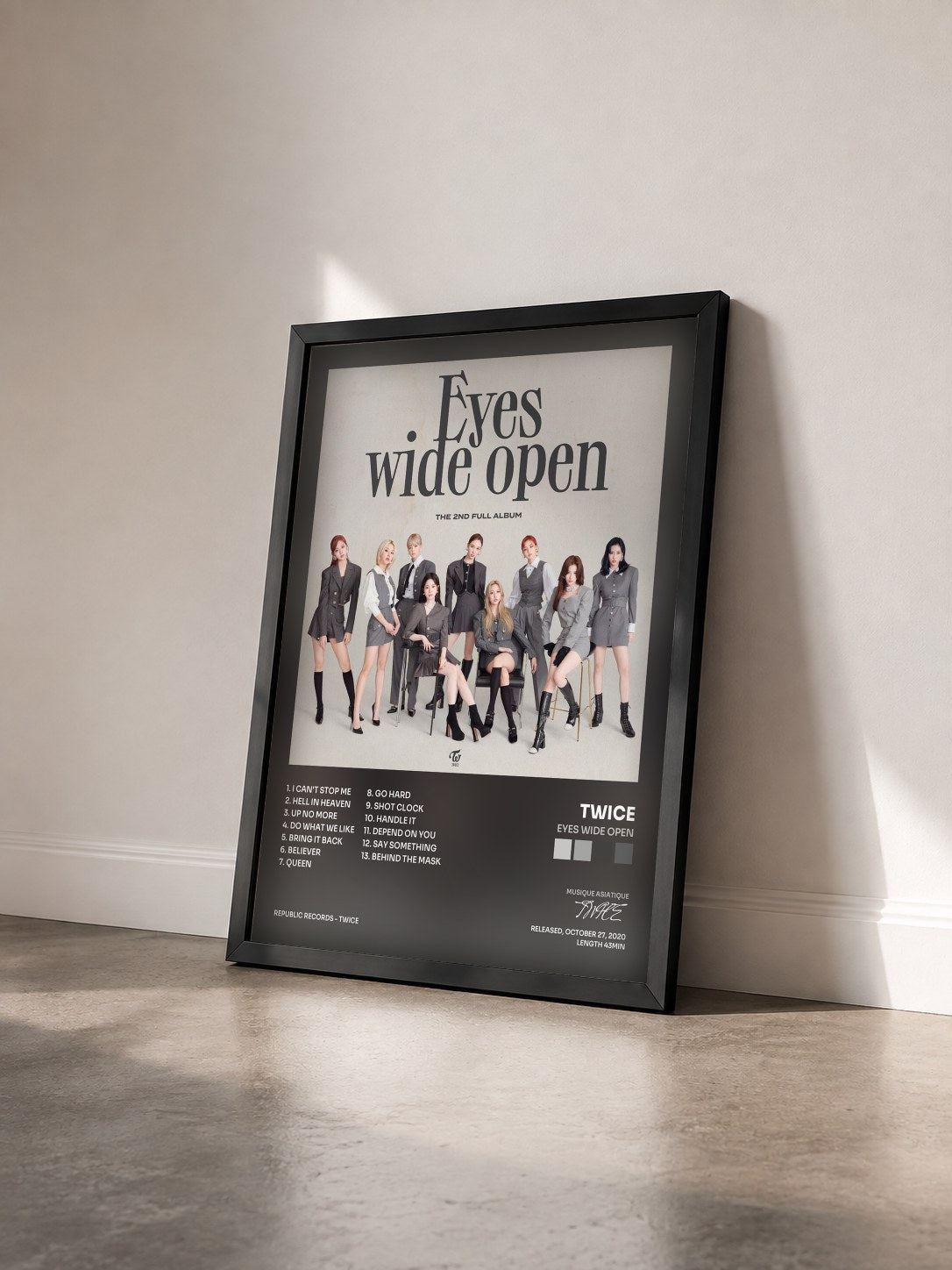 #noir Tableau de l'album Eyes Wide Open de TWICE vu de trois quarts, cadre noir