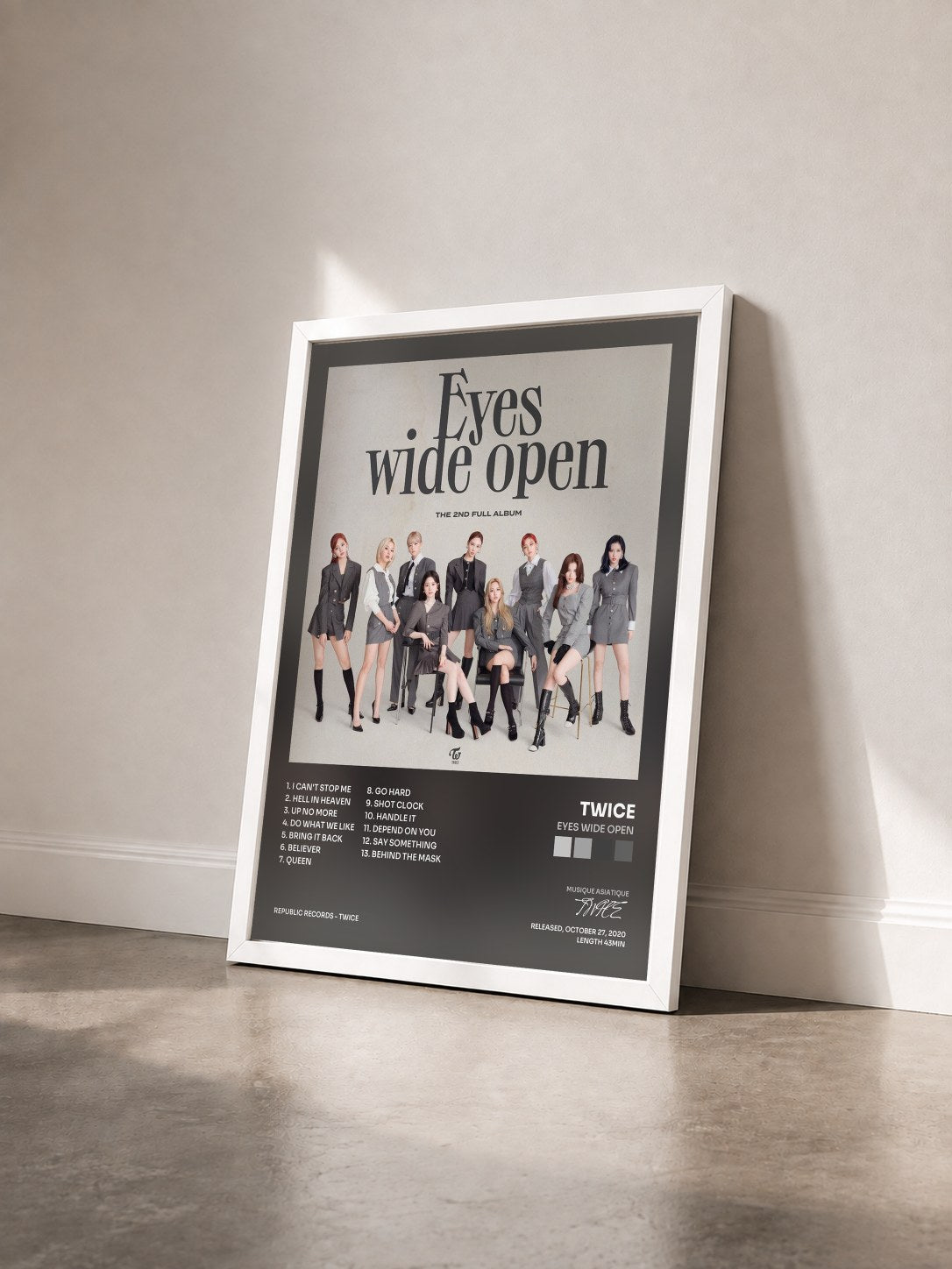 #blanc Tableau de l'album Eyes Wide Open de TWICE vu de trois quarts, cadre blanc