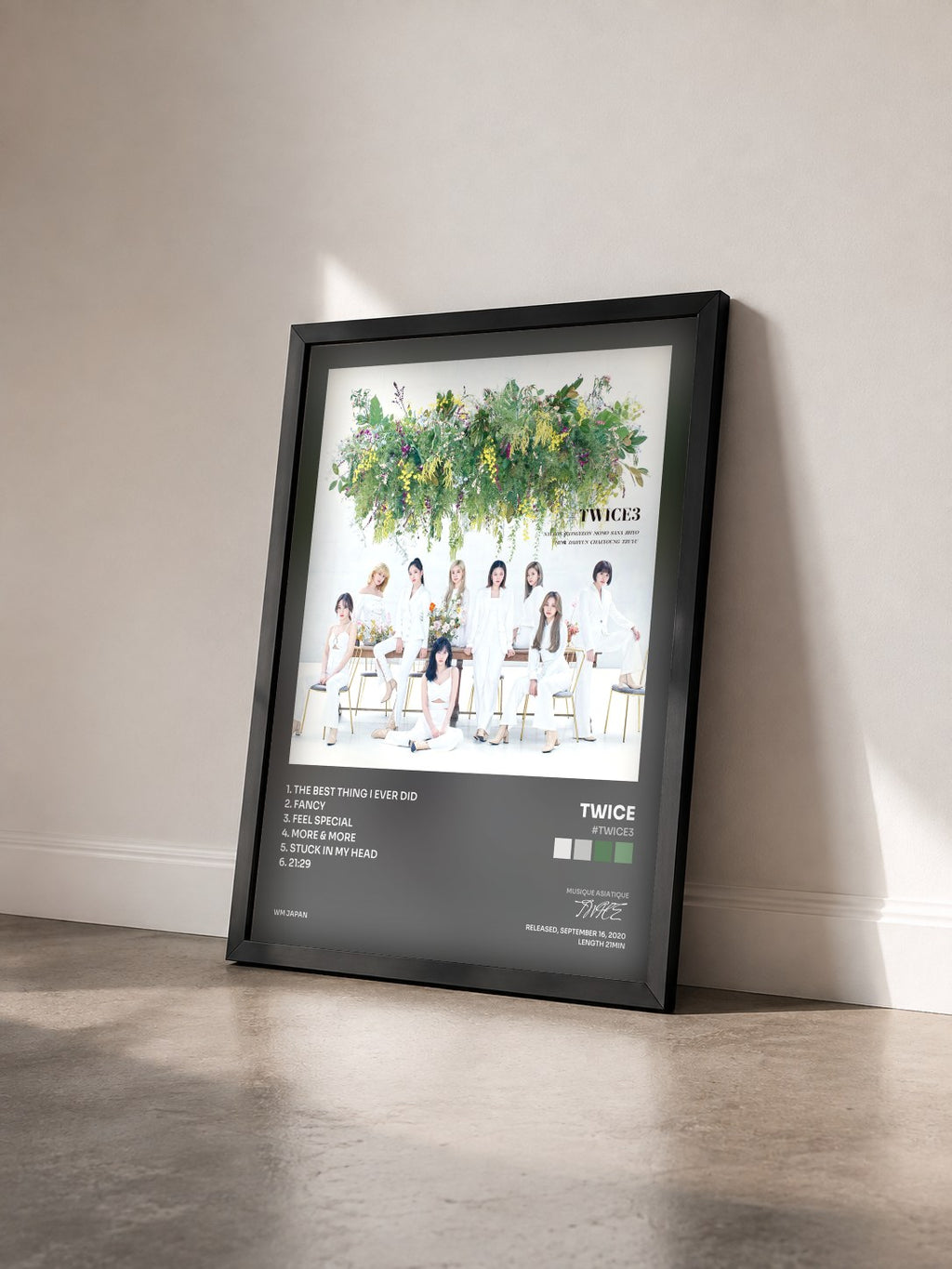 #noir Tableau de l'album #TWICE3 de TWICE vu de trois quarts, cadre noir