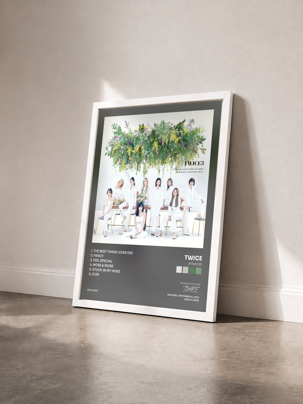 #blanc Tableau de l'album #TWICE3 de TWICE vu de trois quarts, cadre blanc