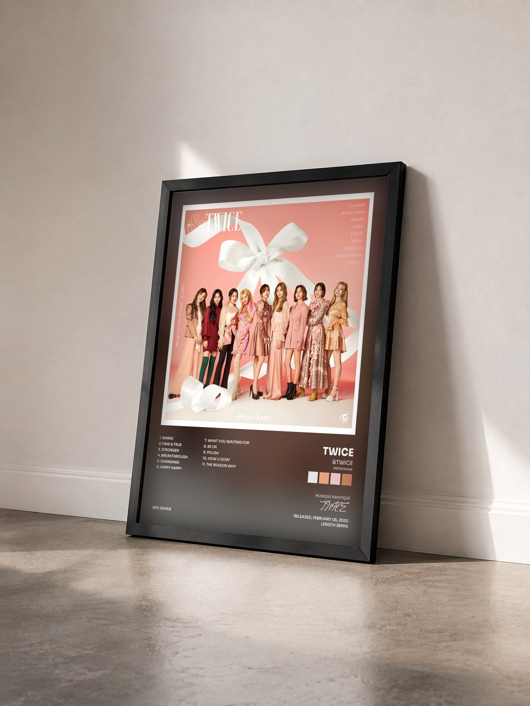 #noir Tableau de l'album &TWICE (Repackage) de TWICE vu de trois quarts, cadre noir