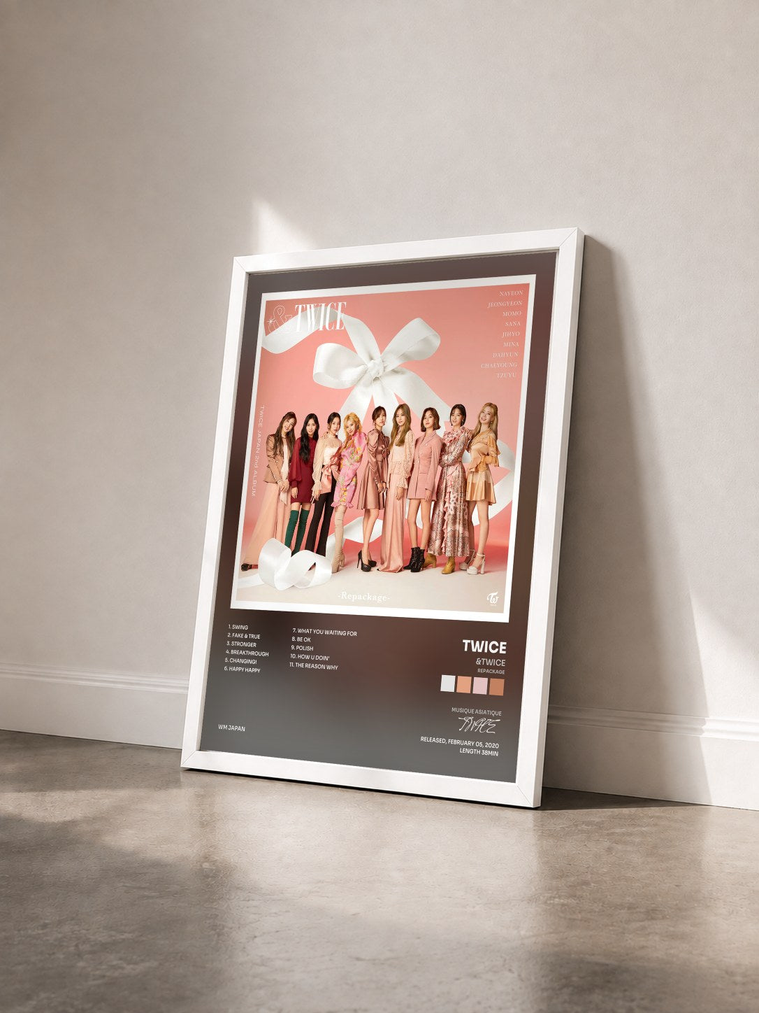 #blanc Tableau de l'album &TWICE (Repackage) de TWICE vu de trois quarts, cadre blanc