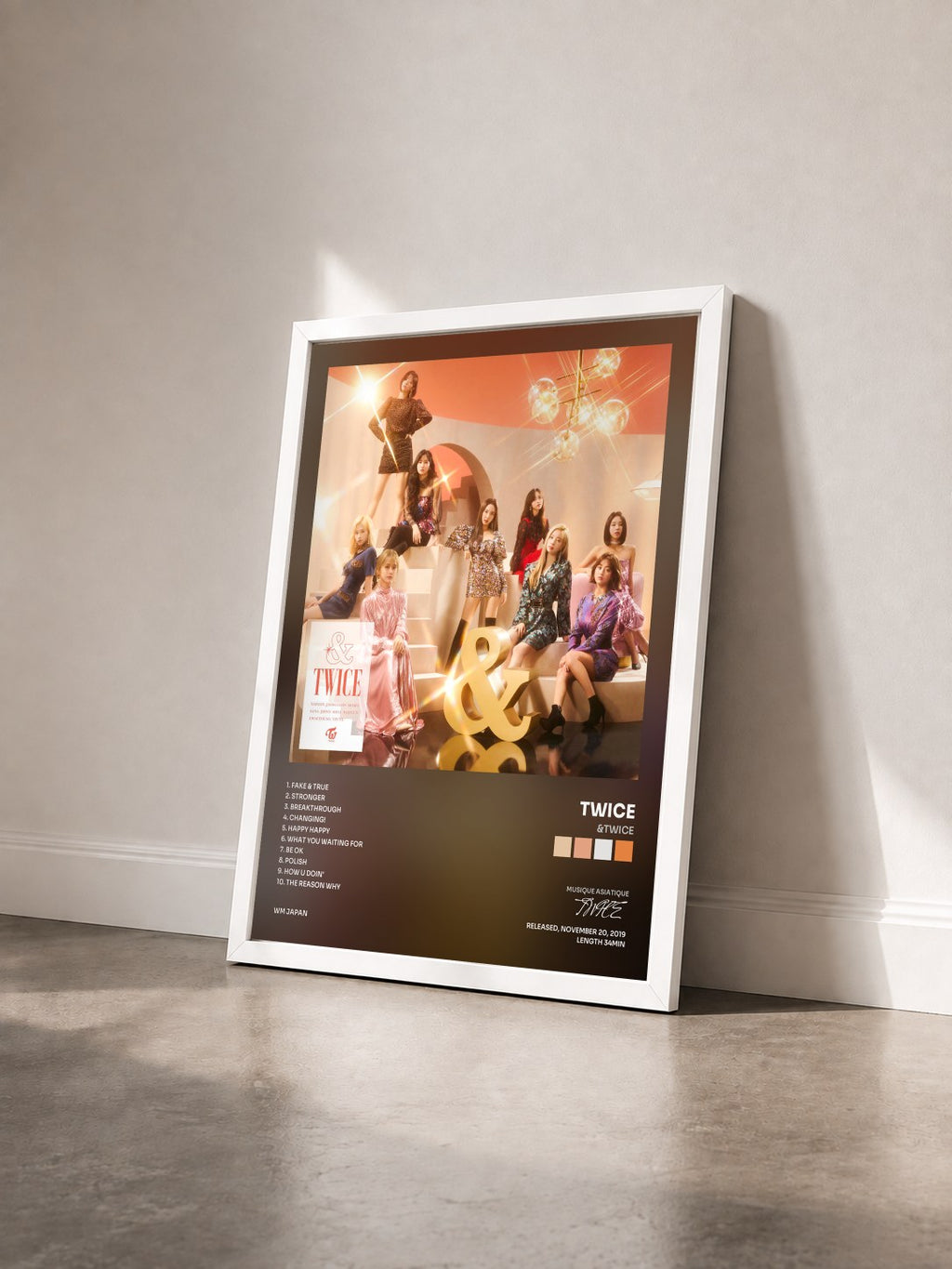 #blanc Tableau de l'album &TWICE de TWICE vu de trois quarts, cadre blanc