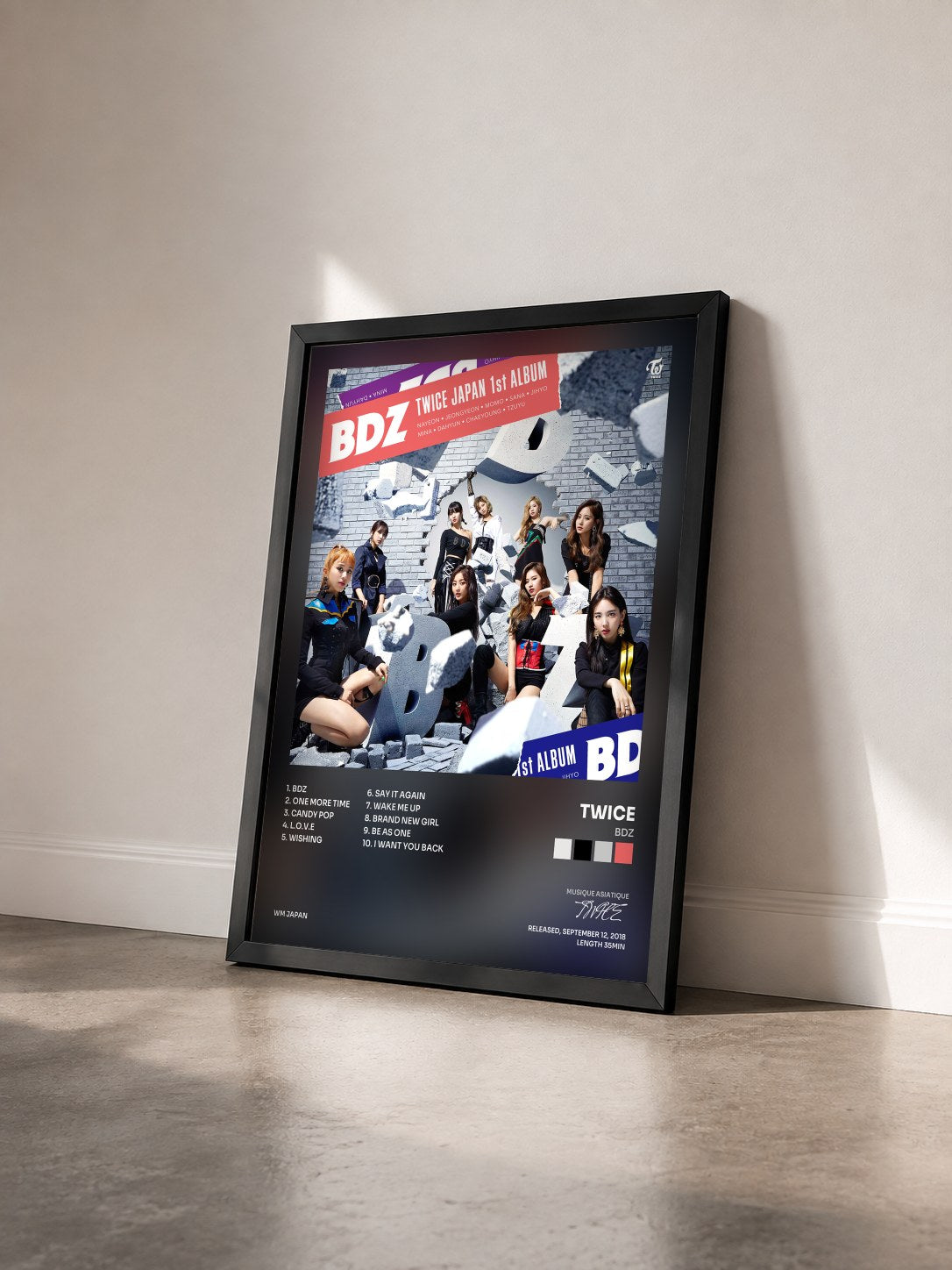#noir Tableau de l'album BDZ de TWICE vu de trois quarts, cadre noir
