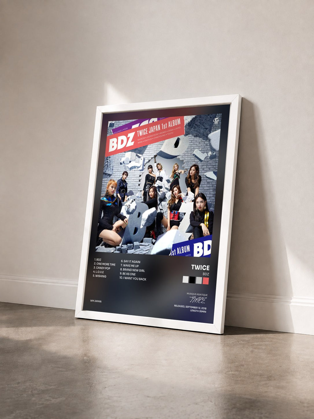 #blanc Tableau de l'album BDZ de TWICE vu de trois quarts, cadre blanc