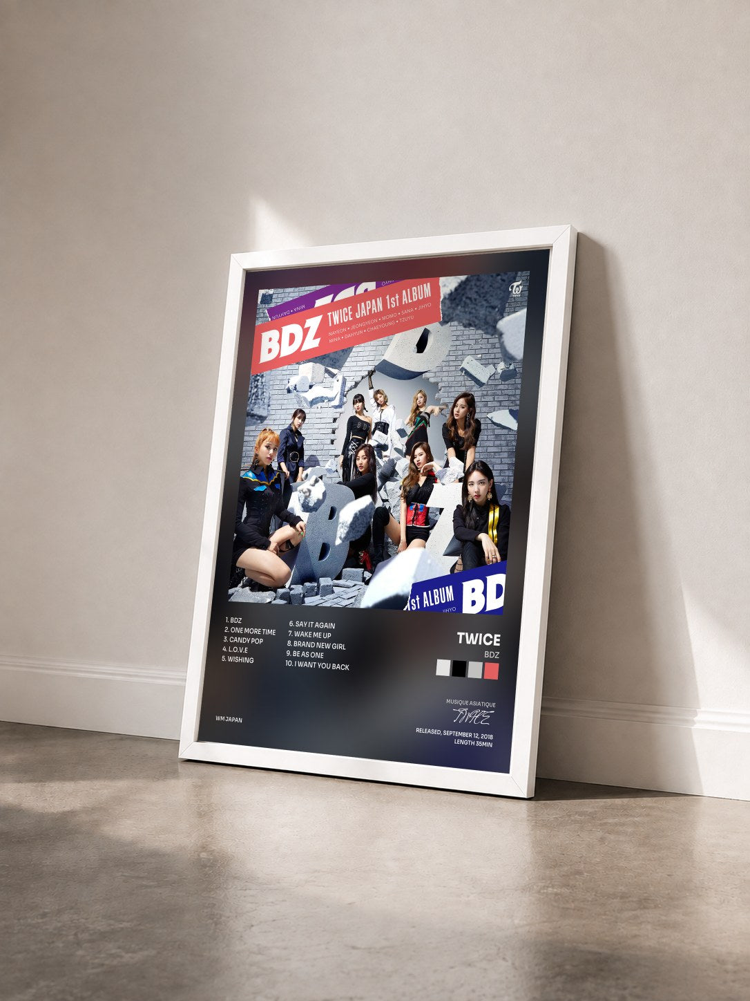 #blanc Tableau de l'album BDZ de TWICE vu de trois quarts, cadre blanc