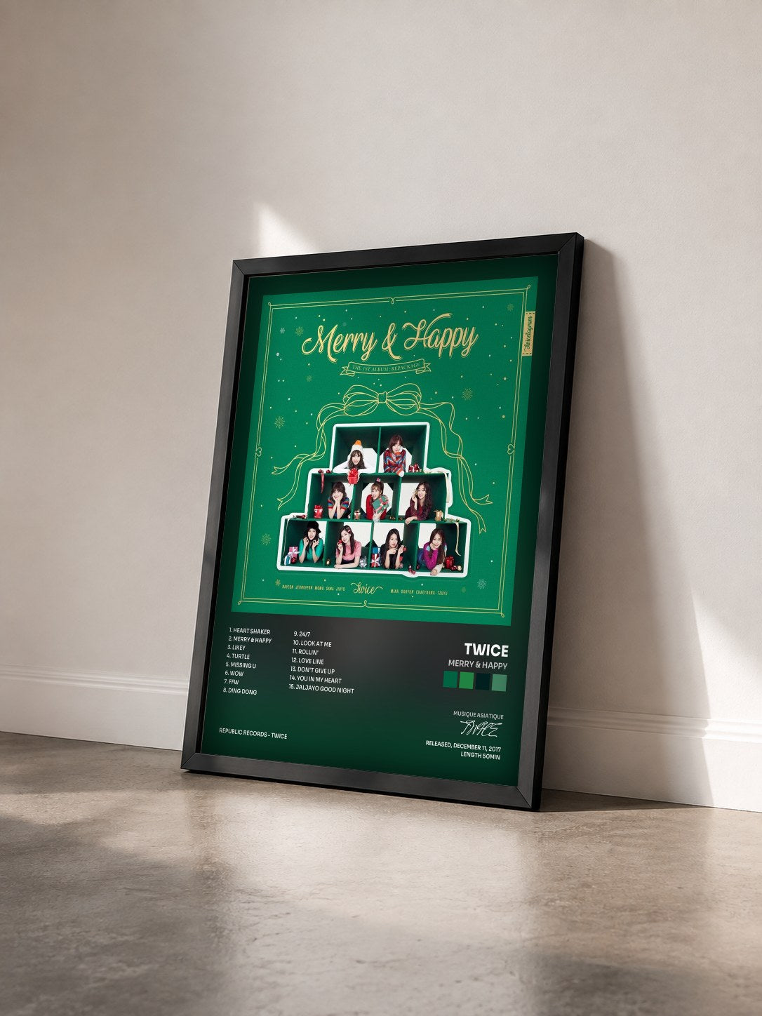 #noir Tableau de l'album Merry & Happy de TWICE vu de trois quarts, cadre noir