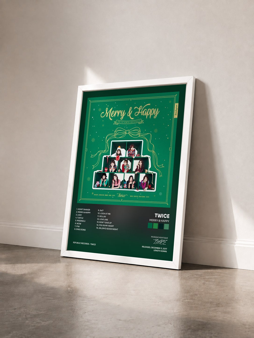 #blanc Tableau de l'album Merry & Happy de TWICE vu de trois quarts, cadre blanc