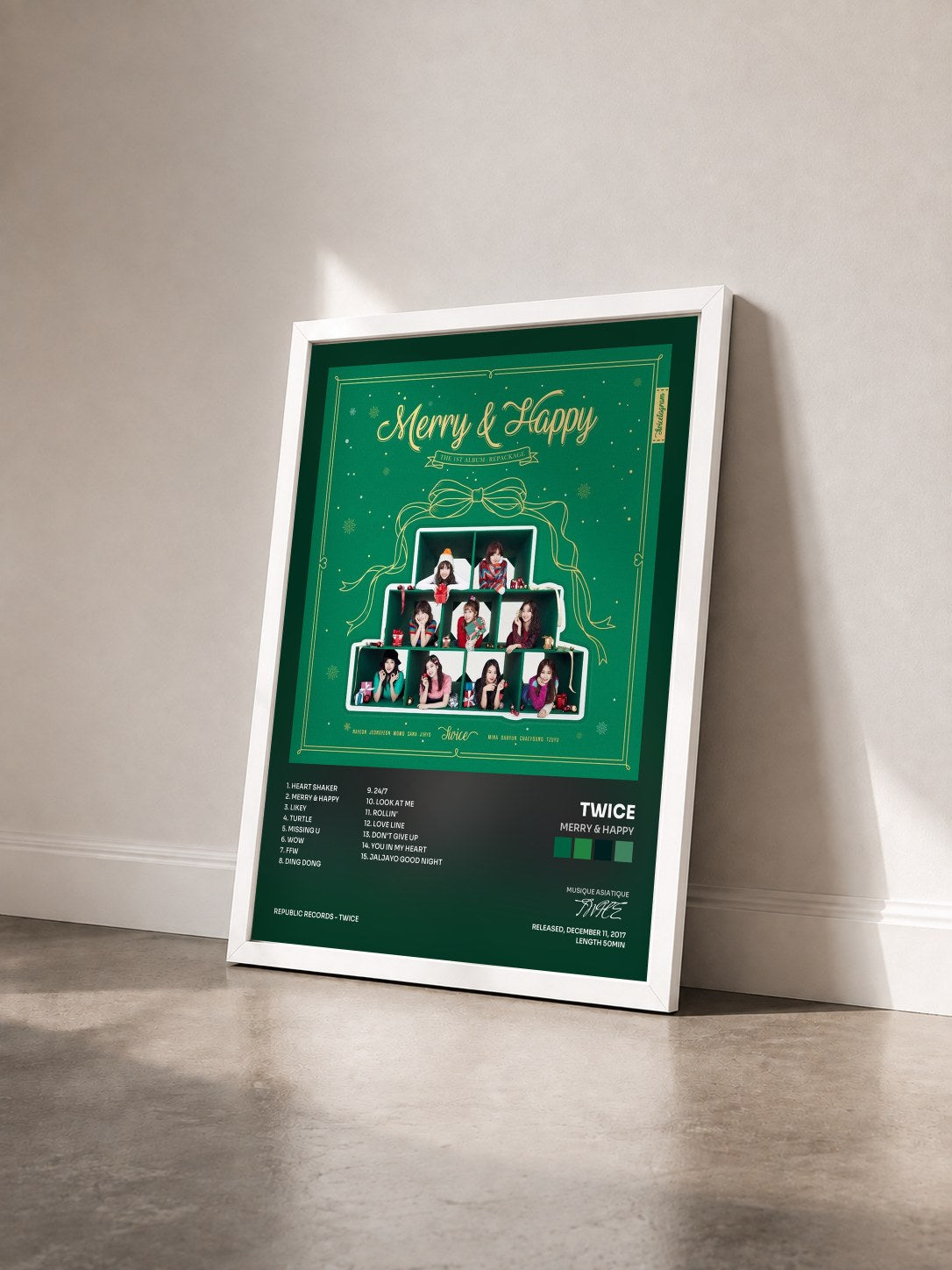 #blanc Tableau de l'album Merry & Happy de TWICE vu de trois quarts, cadre blanc