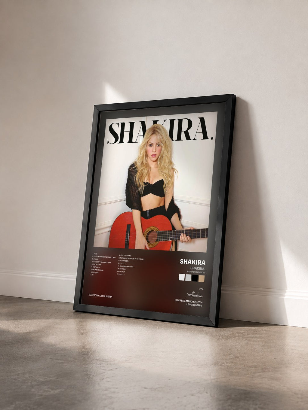 #noir Tableau de l'album Shakira. (Expanded Edition) de Shakira vu de trois quarts, cadre noir