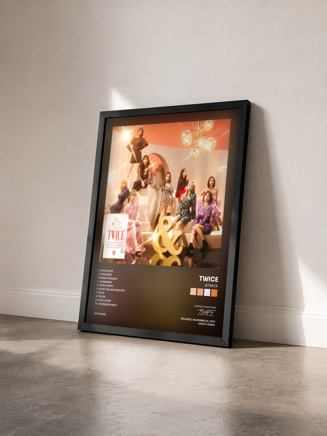 #noir Tableau de l'album #TWICE de TWICE vu de trois quarts, cadre noir