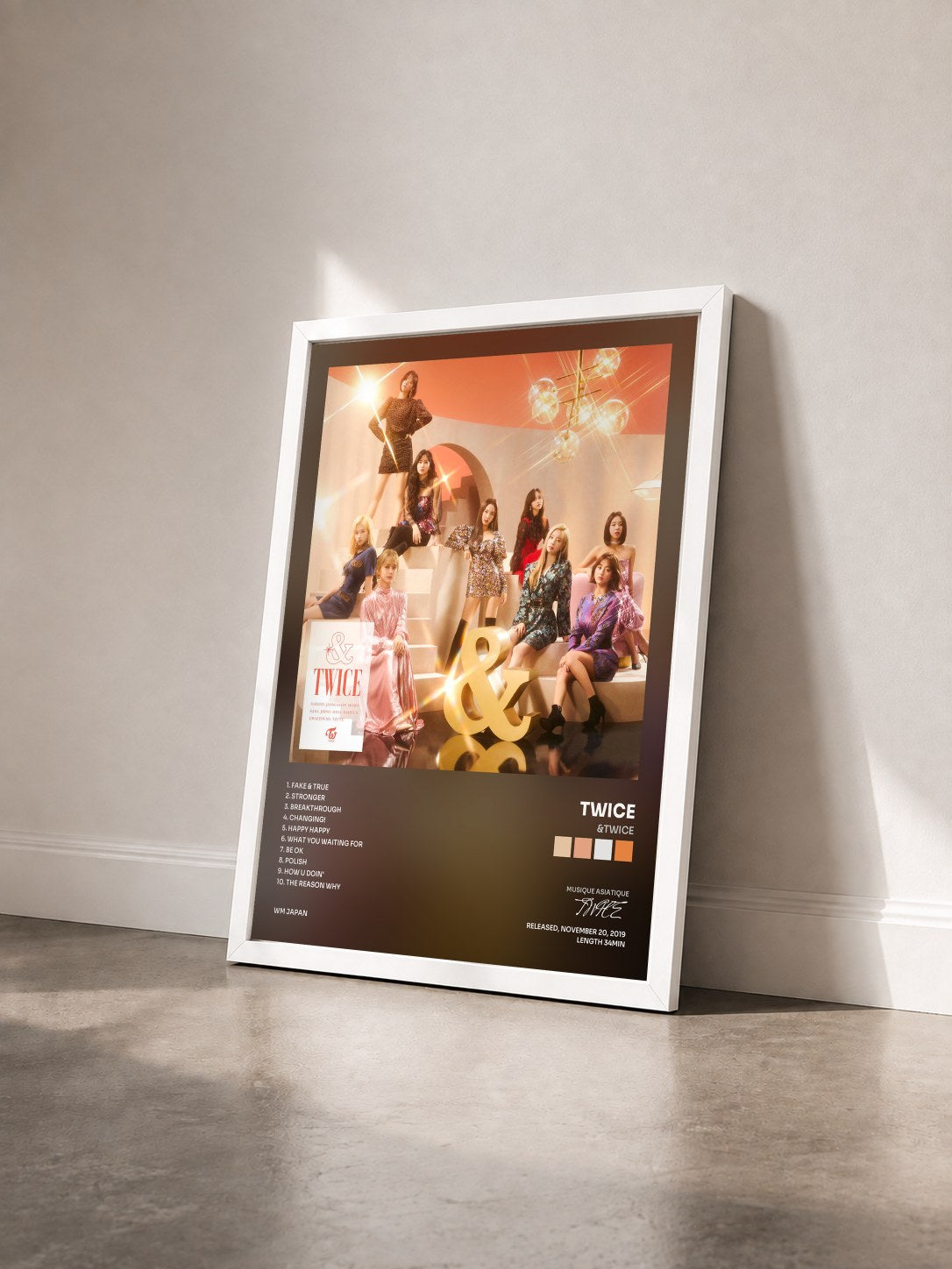 #blanc Tableau de l'album #TWICE de TWICE vu de trois quarts, cadre blanc
