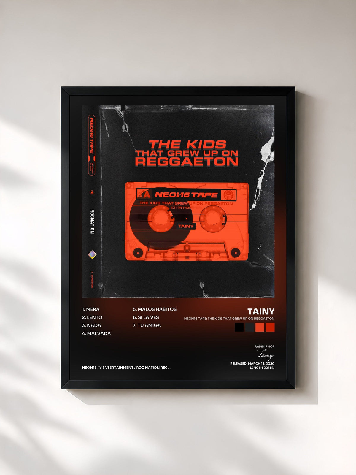 #noir NEON16 TAPE: THE KIDS THAT GREW UP ON REGGAETON de Tainy en lámina enmarcada, marco negro, impresa y enmarcada en Francia