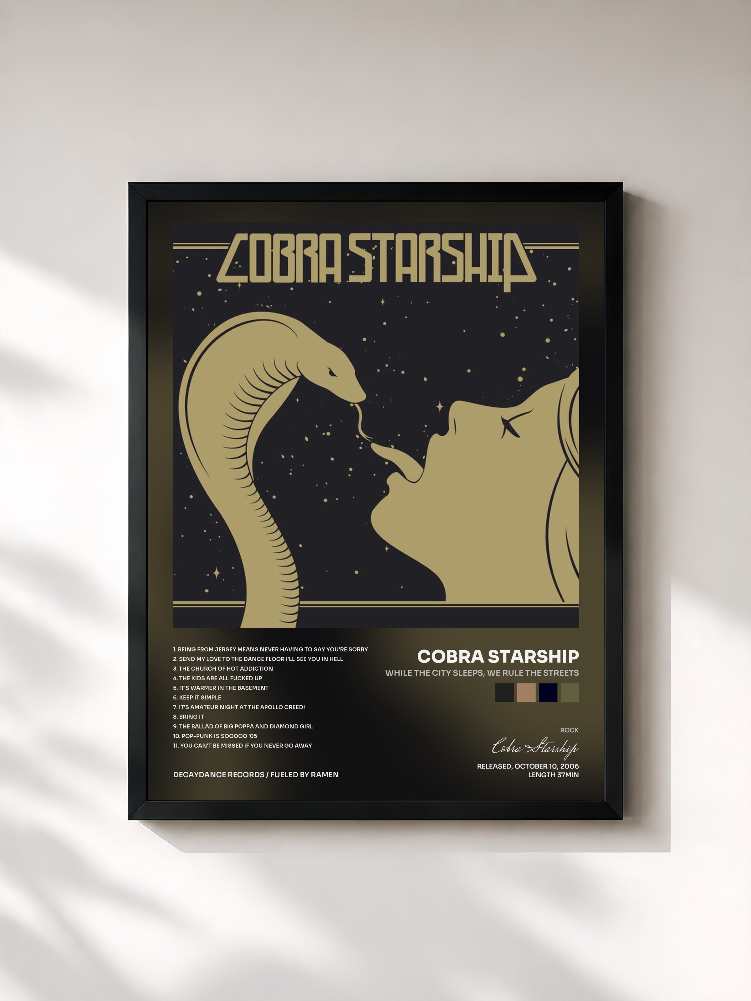 #noir Tableau de l'album While the City Sleeps, We Rule the Streets de Cobra Starship, cadre noir, imprimé et encadré en France