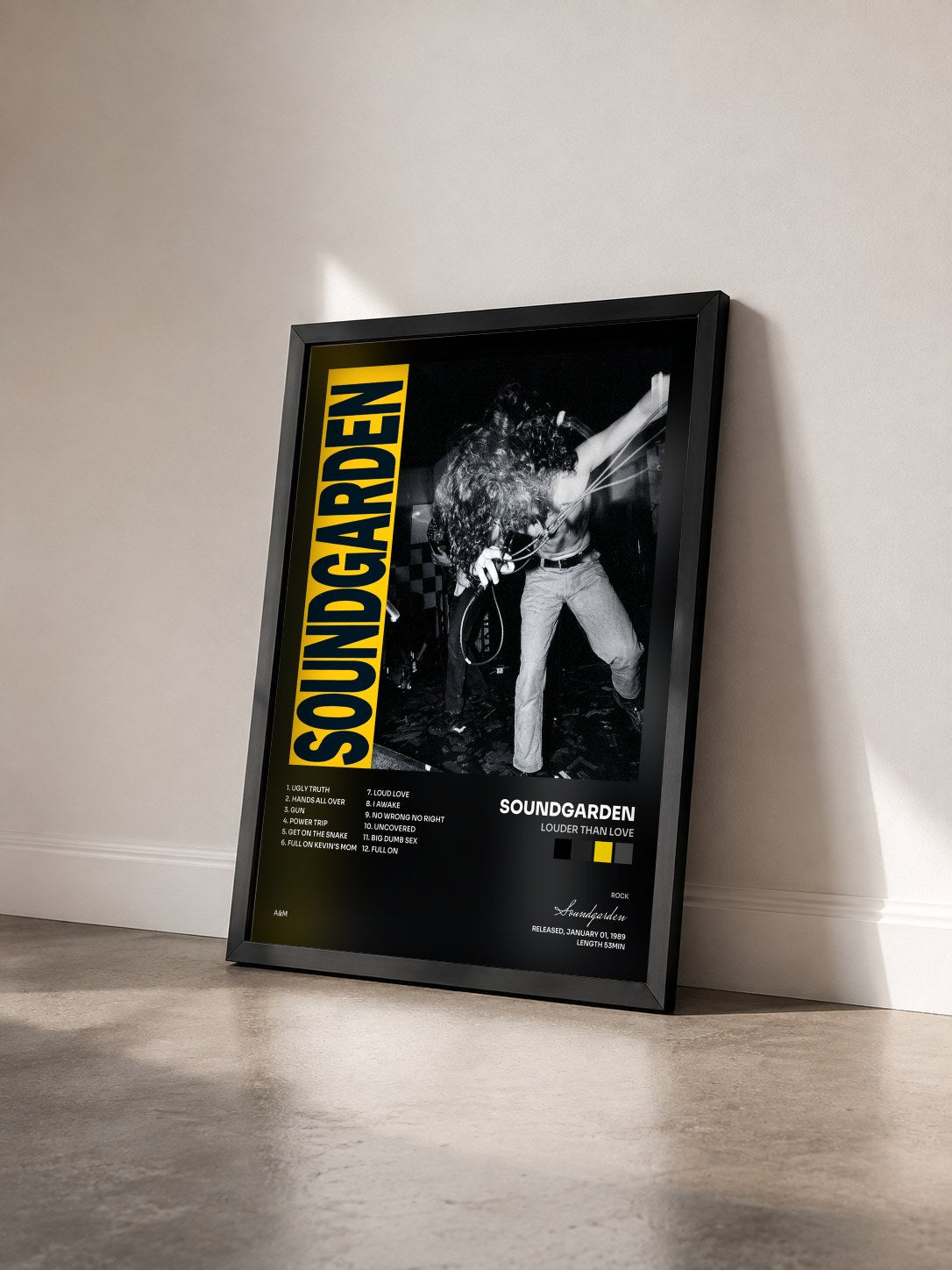 #noir Louder Than Love von Soundgarden als gerahmter Kunstdruck von schräg gesehen, schwarzer Rahmen