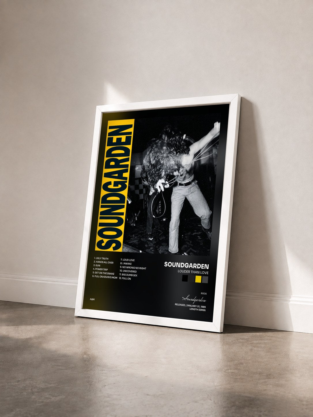 #blanc Louder Than Love von Soundgarden als gerahmter Kunstdruck von schräg gesehen, weißer Rahmen