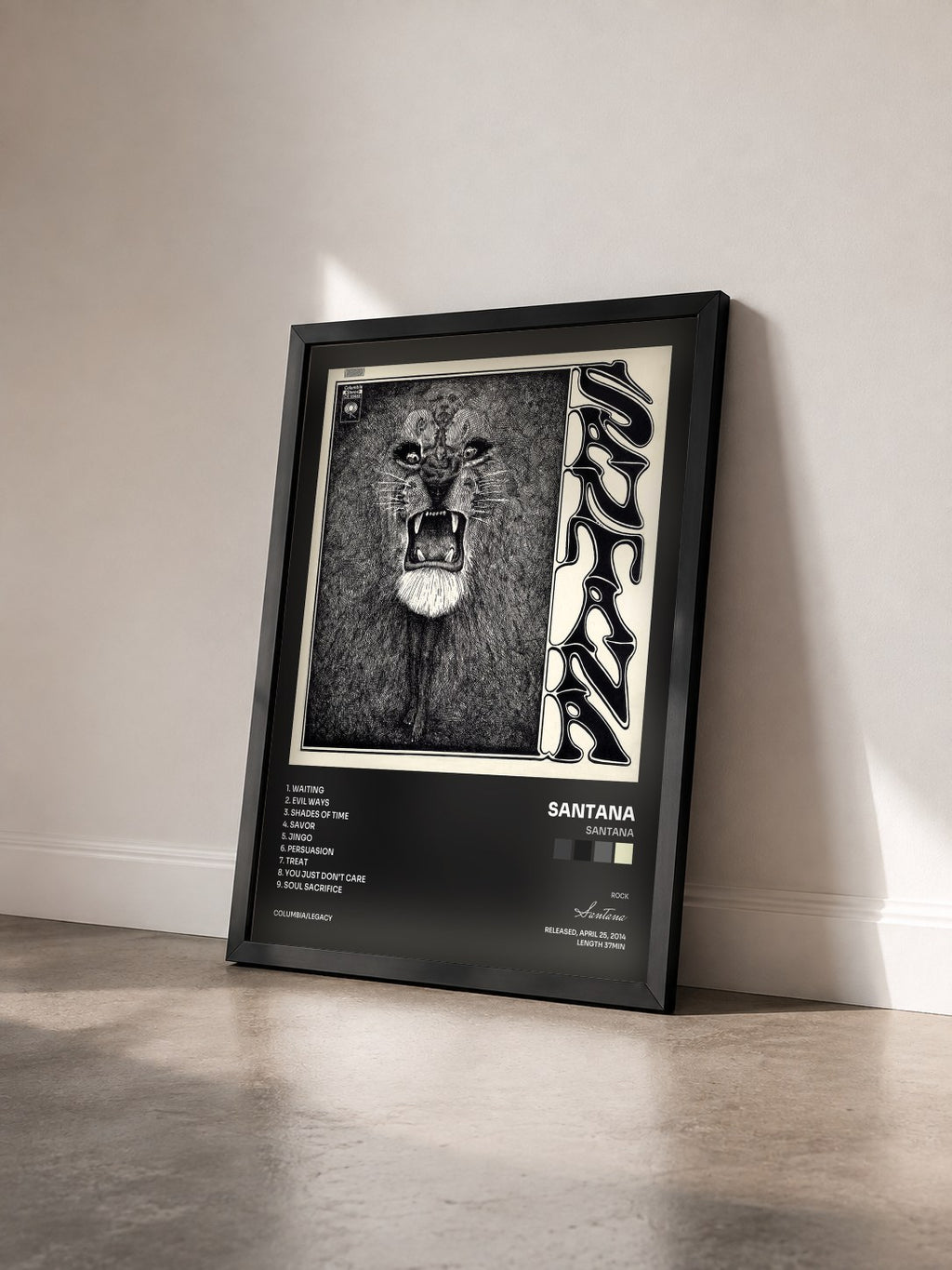 #noir Santana von Santana als gerahmter Kunstdruck von schräg gesehen, schwarzer Rahmen