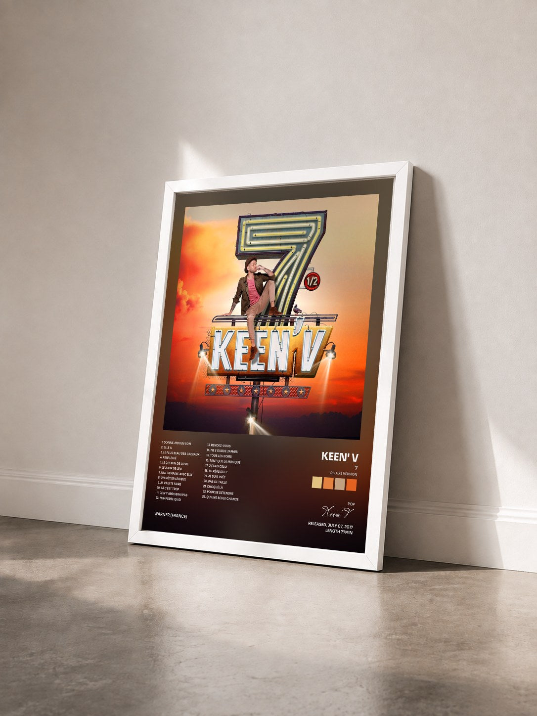 #blanc Tableau de l'album 7 (Deluxe Version) de Keen' V vu de trois quarts, cadre blanc
